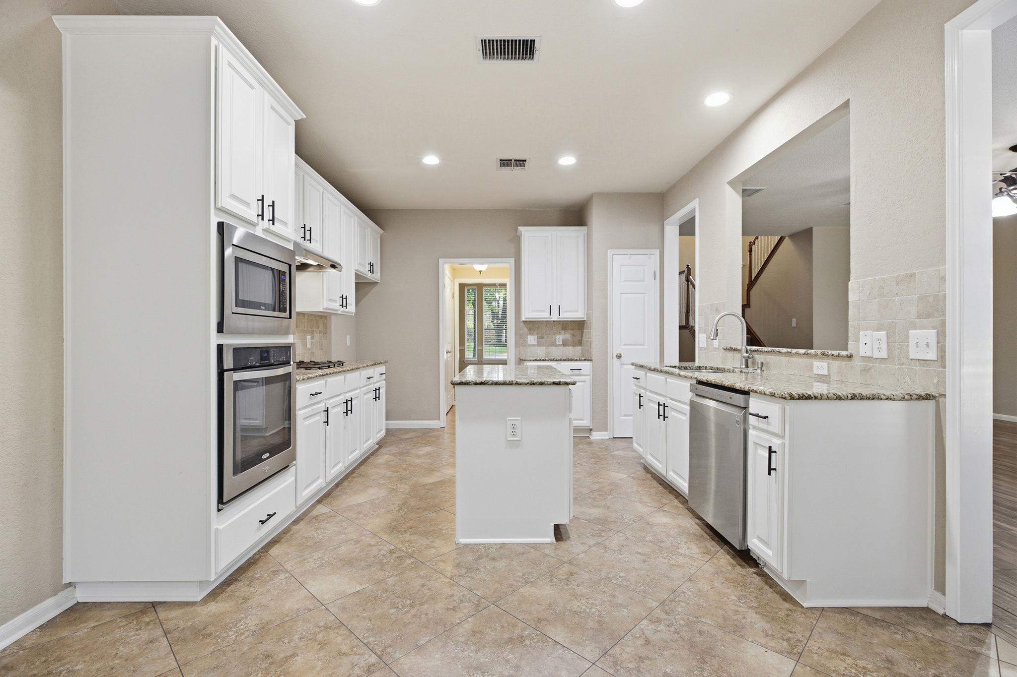 2021 Woodglen Dr Property Photo 4