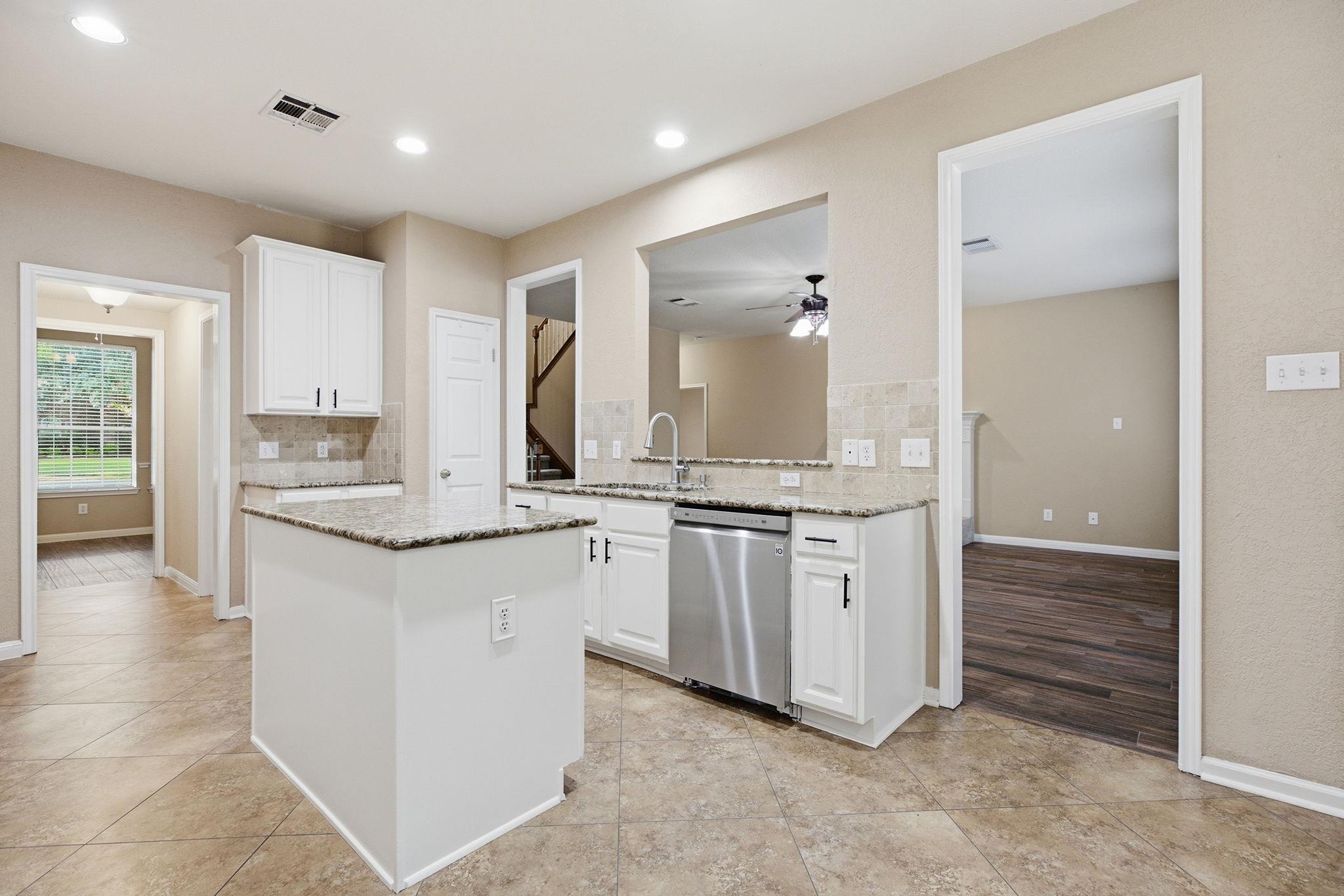 2021 Woodglen Dr Property Photo 6