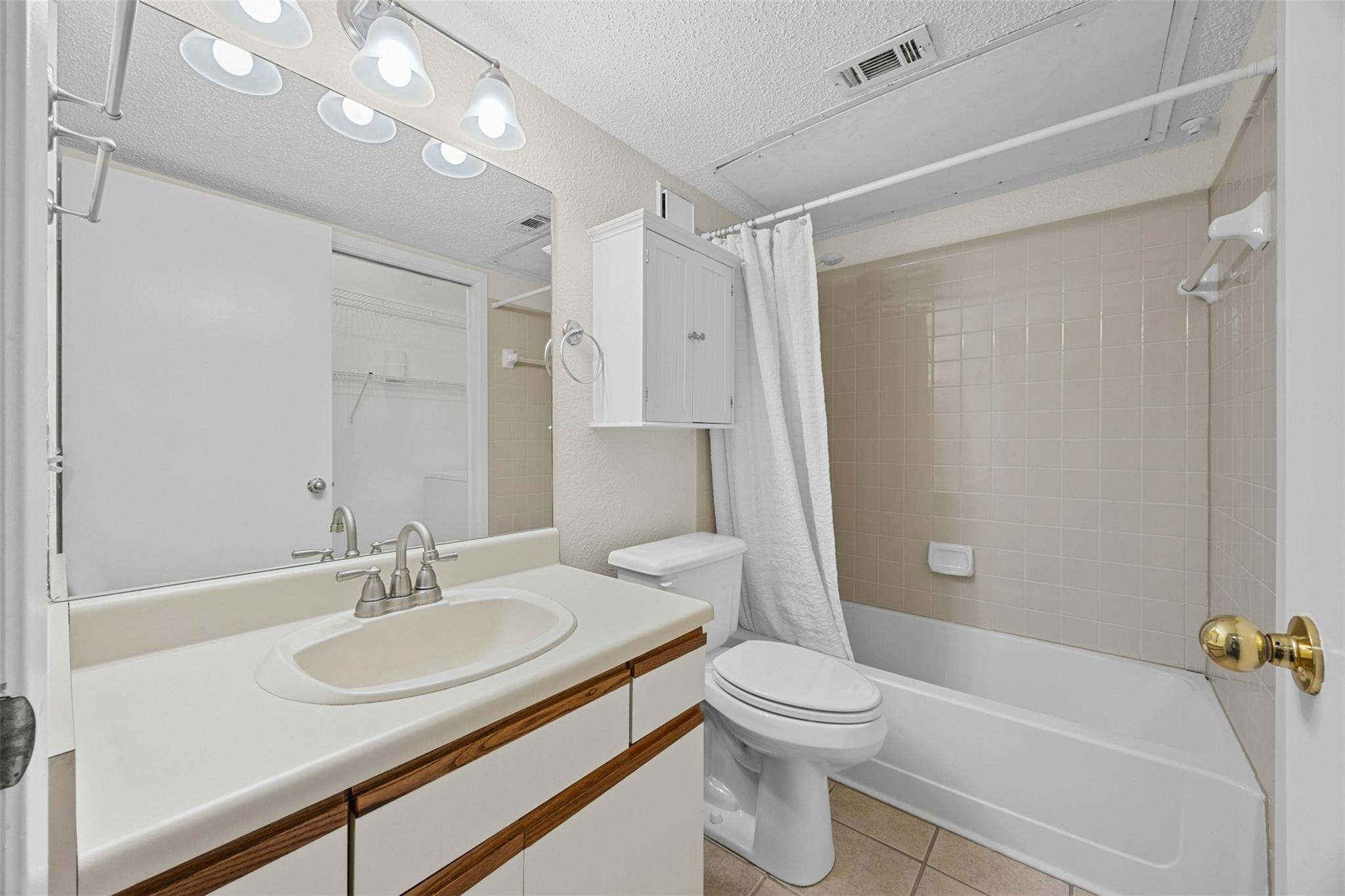 1015 E Yager Ln 41 Property Photo 20