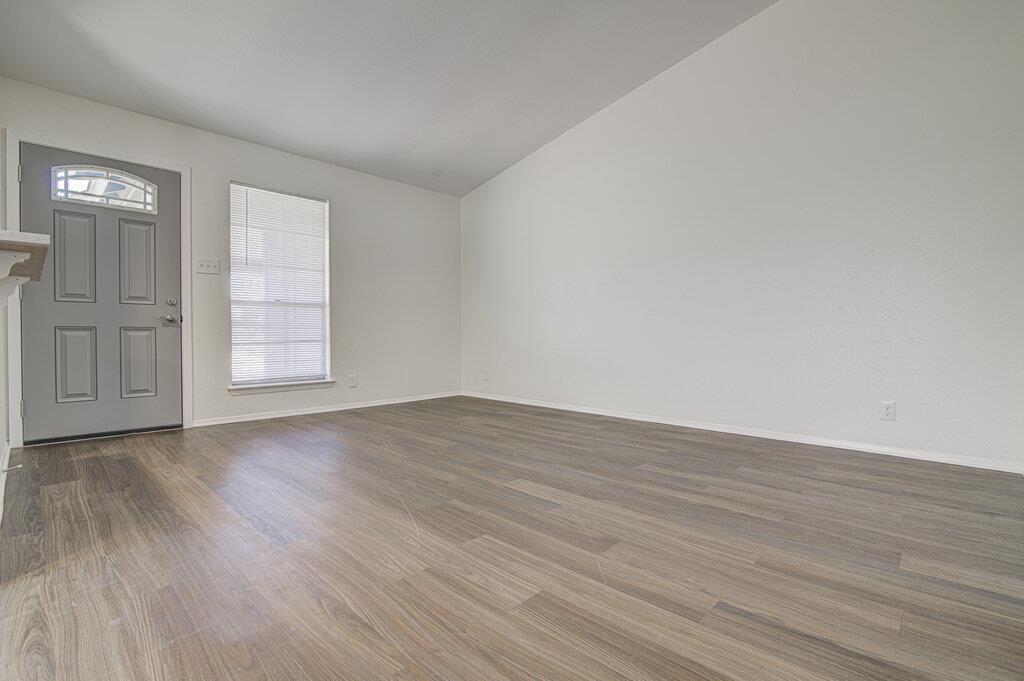 1936 Nicole Cir #a Property Photo 4