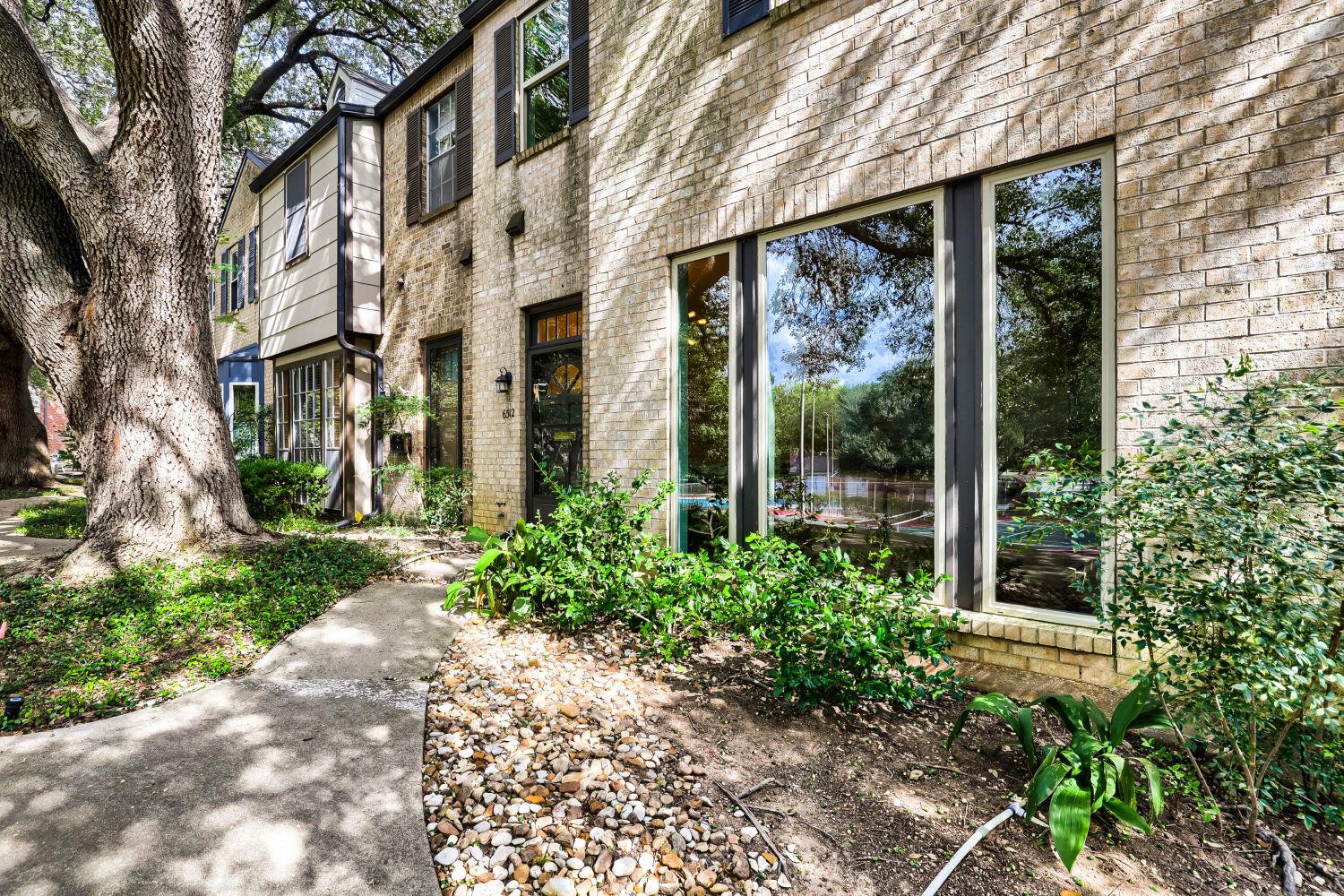 6512 E Hill Dr Property Photo 1