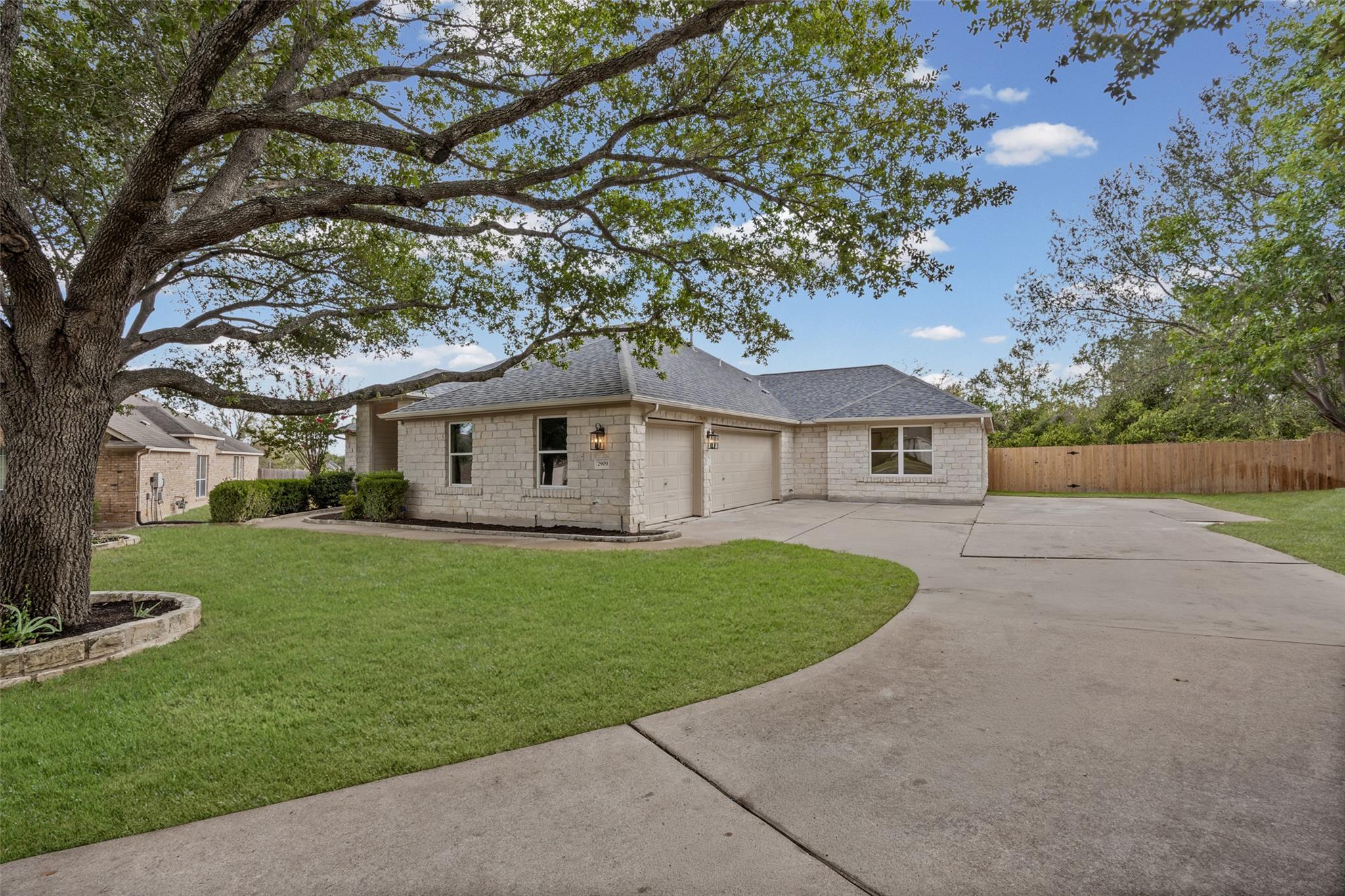 2909 Cavern Mist Ln Property Photo 27