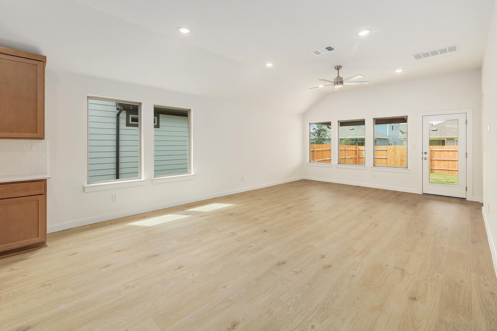 206 Melrose St Property Photo 3