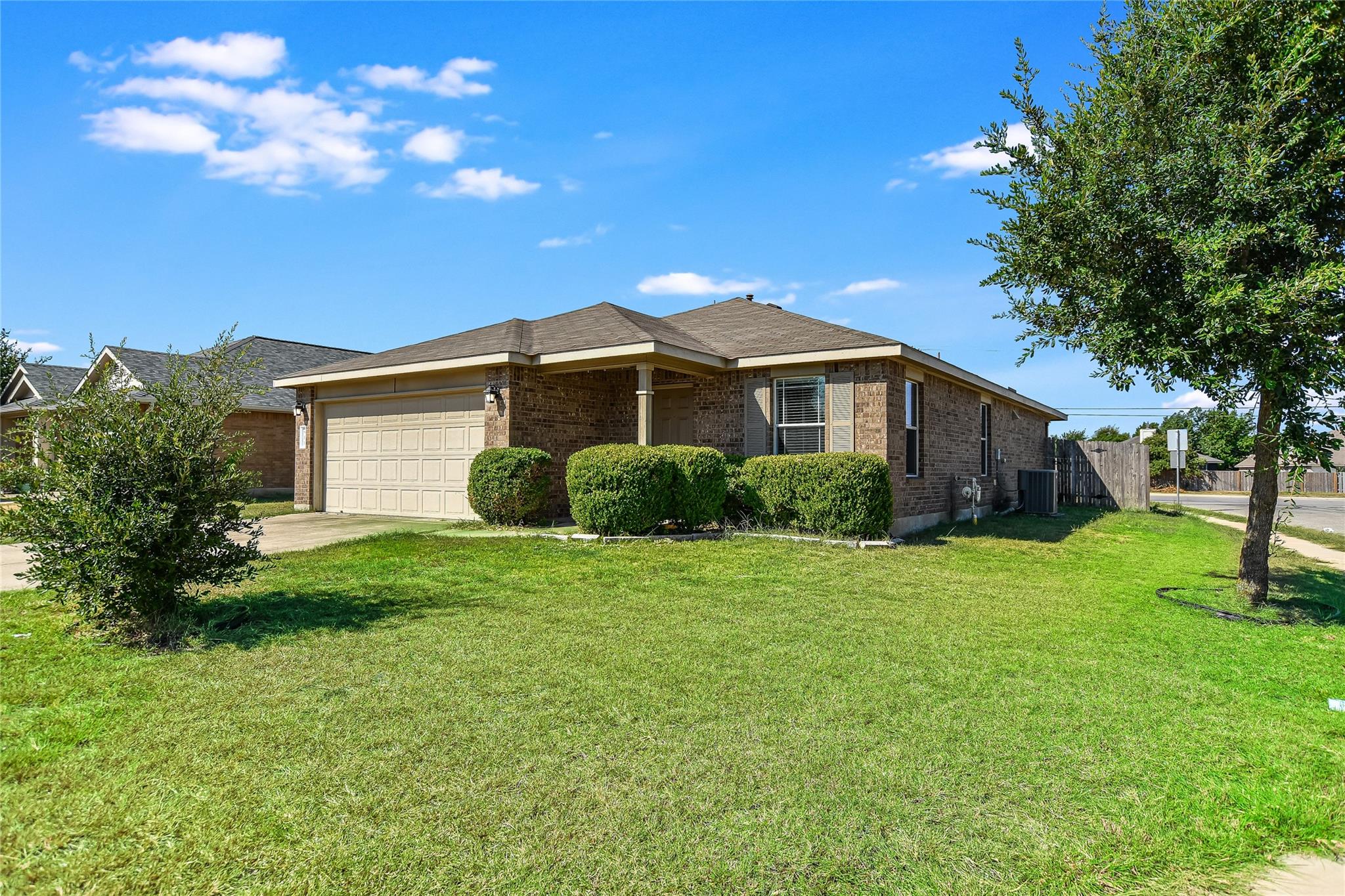 811 Encinita Dr Property Photo 2
