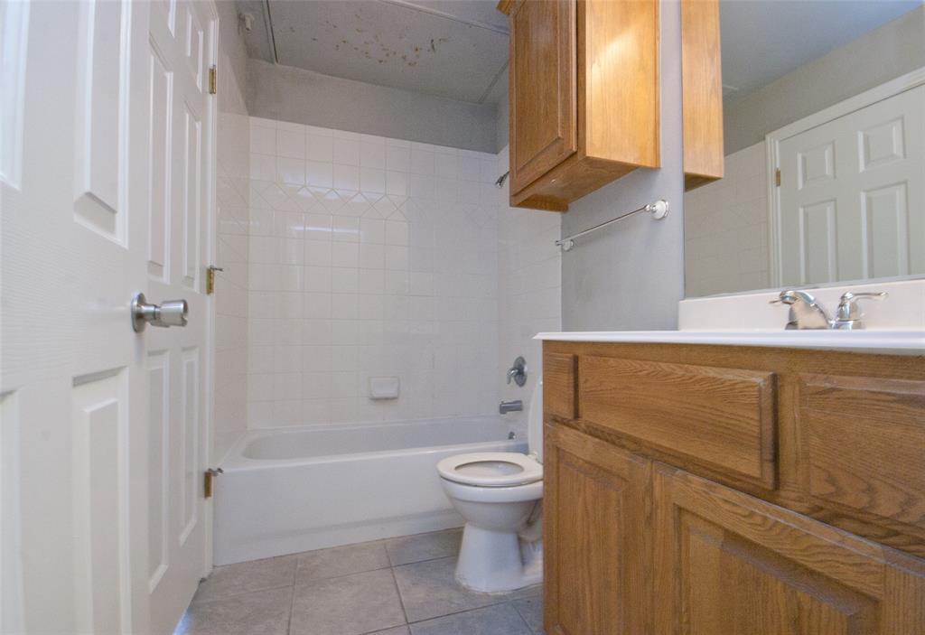 2410 Leon St #202 Property Photo 7
