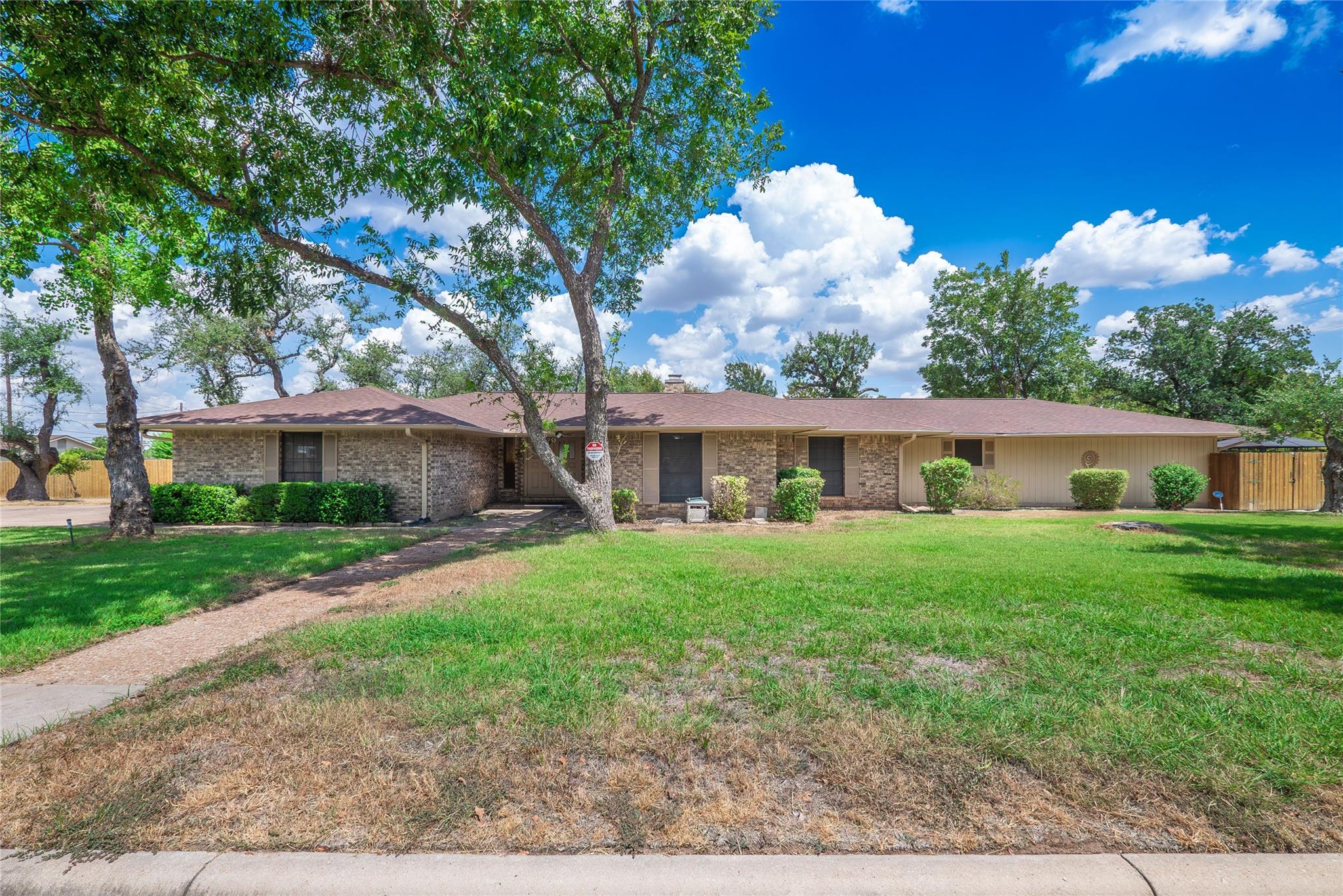 1702 Lone Oak Dr Property Photo 1