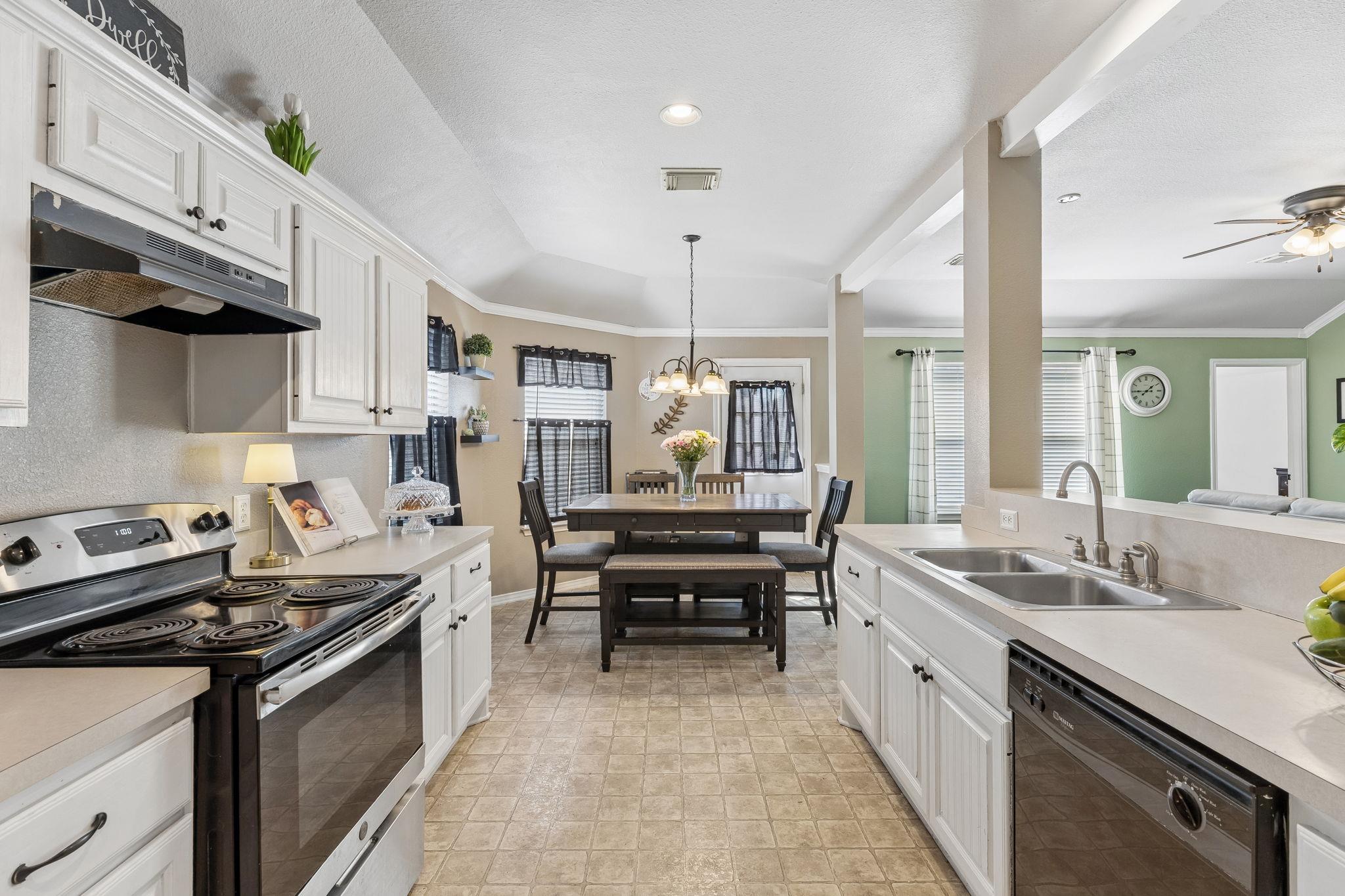 159 Invierno St Property Photo 4