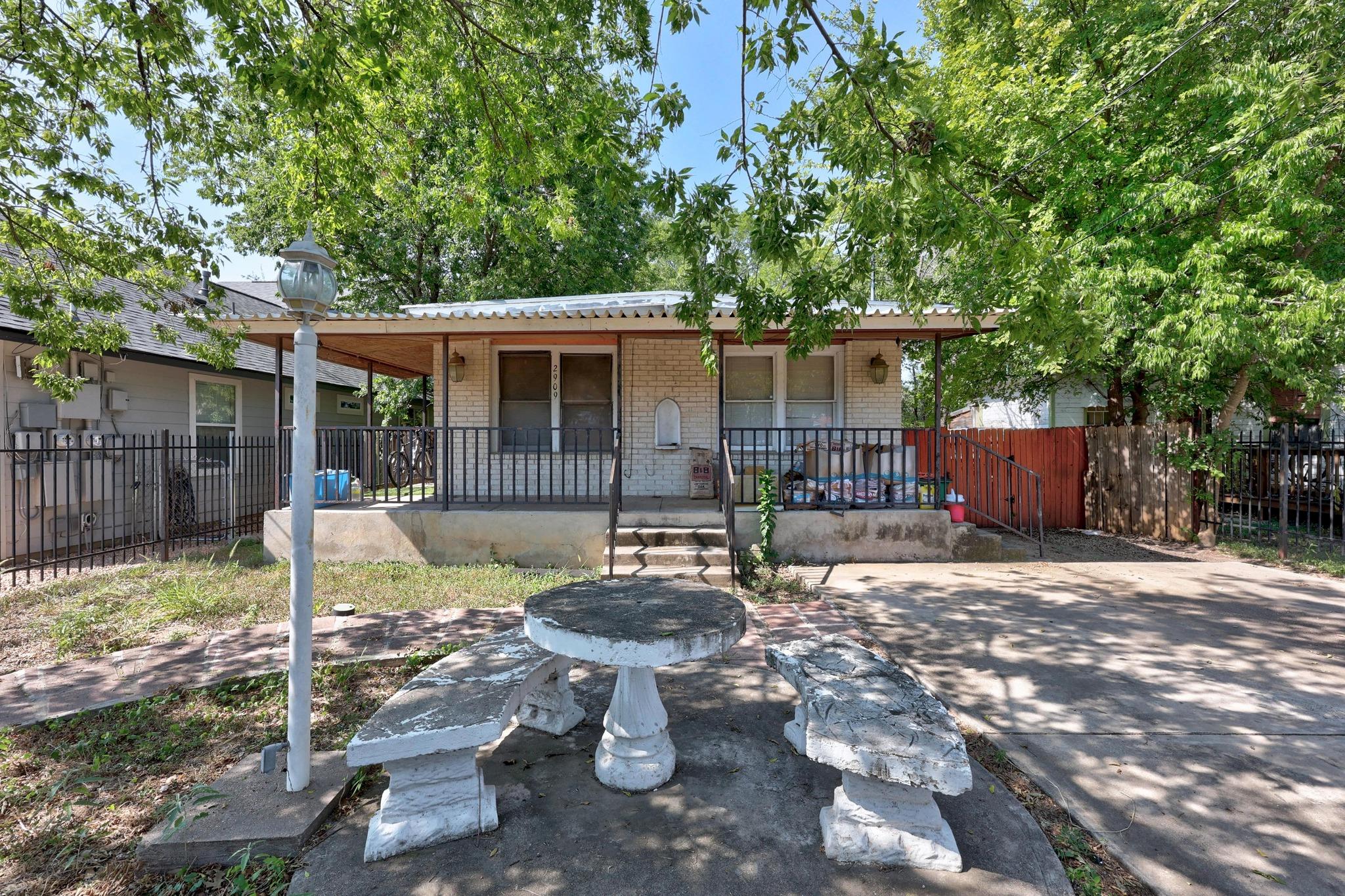 2909 E 5th St Property Photo 1