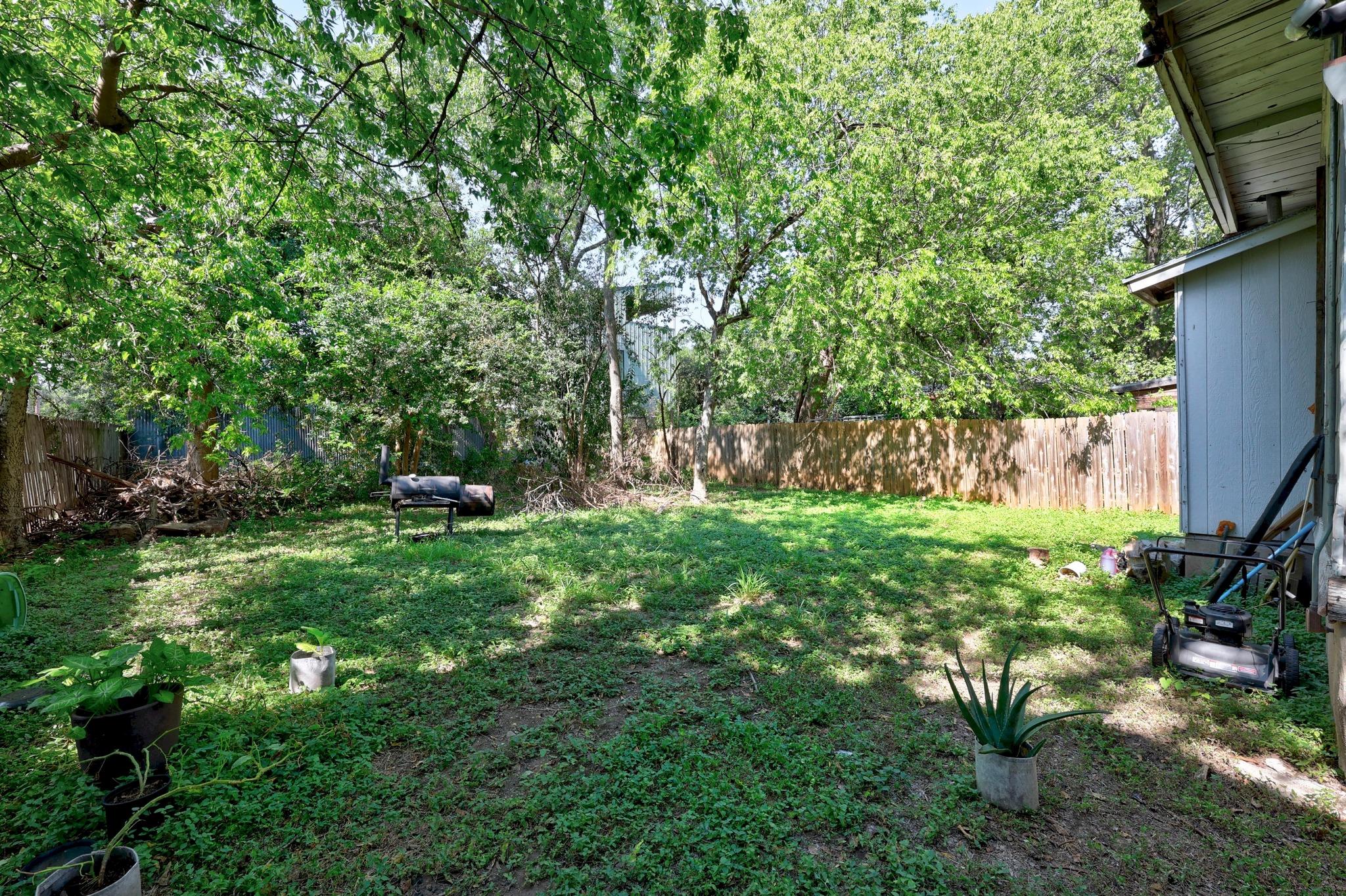 2909 E 5th St Property Photo 6