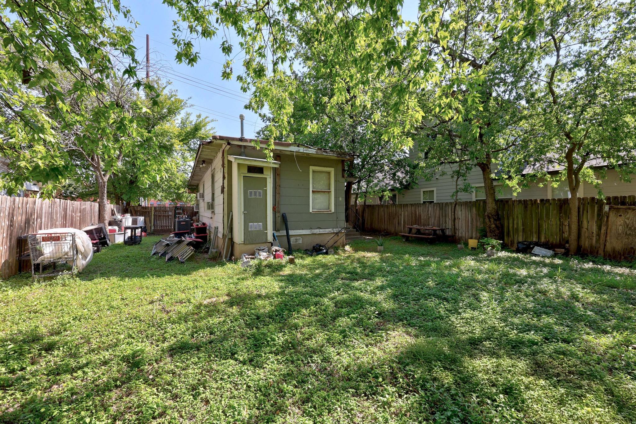 2909 E 5th St Property Photo 7