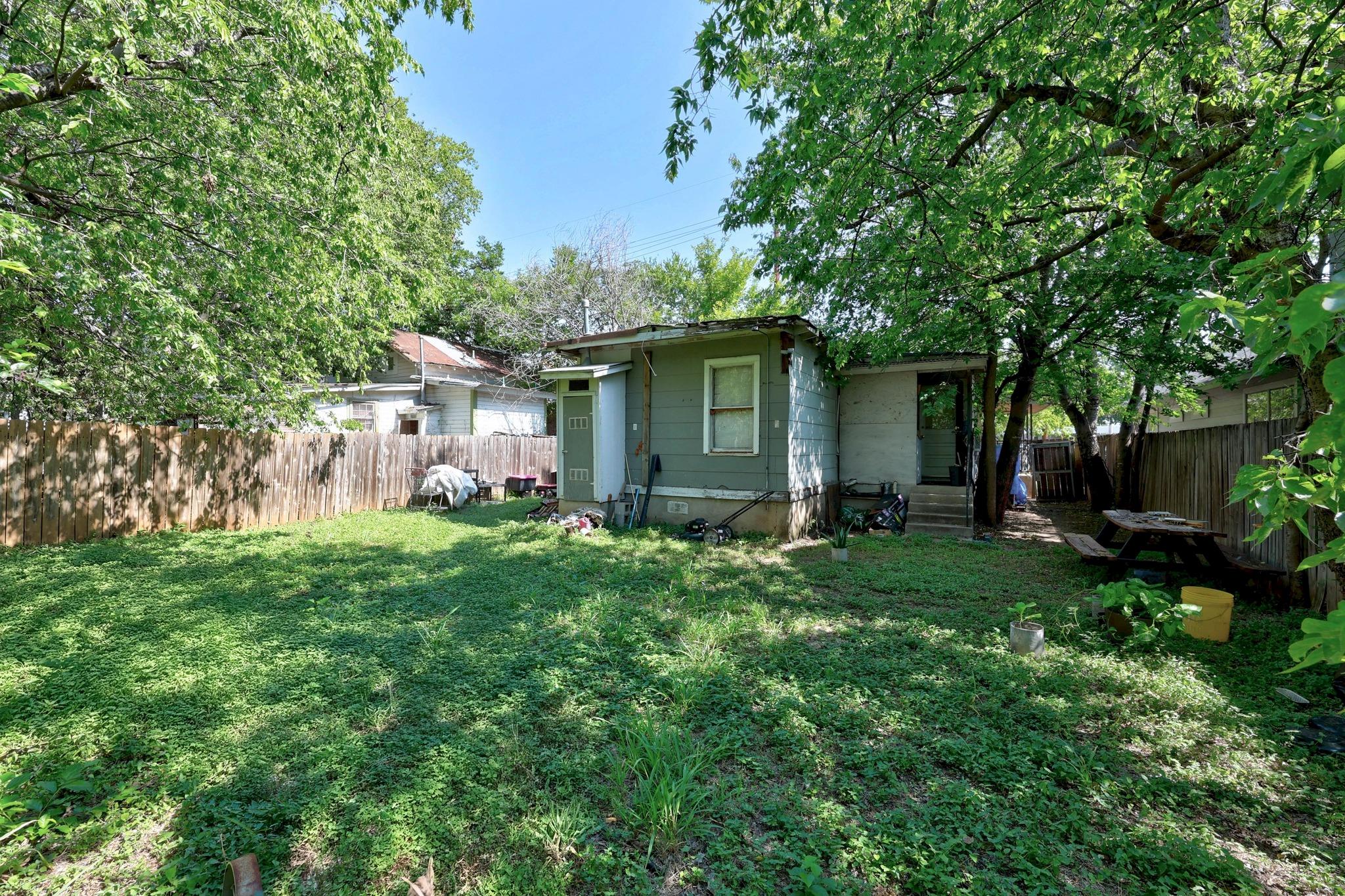 2909 E 5th St Property Photo 8