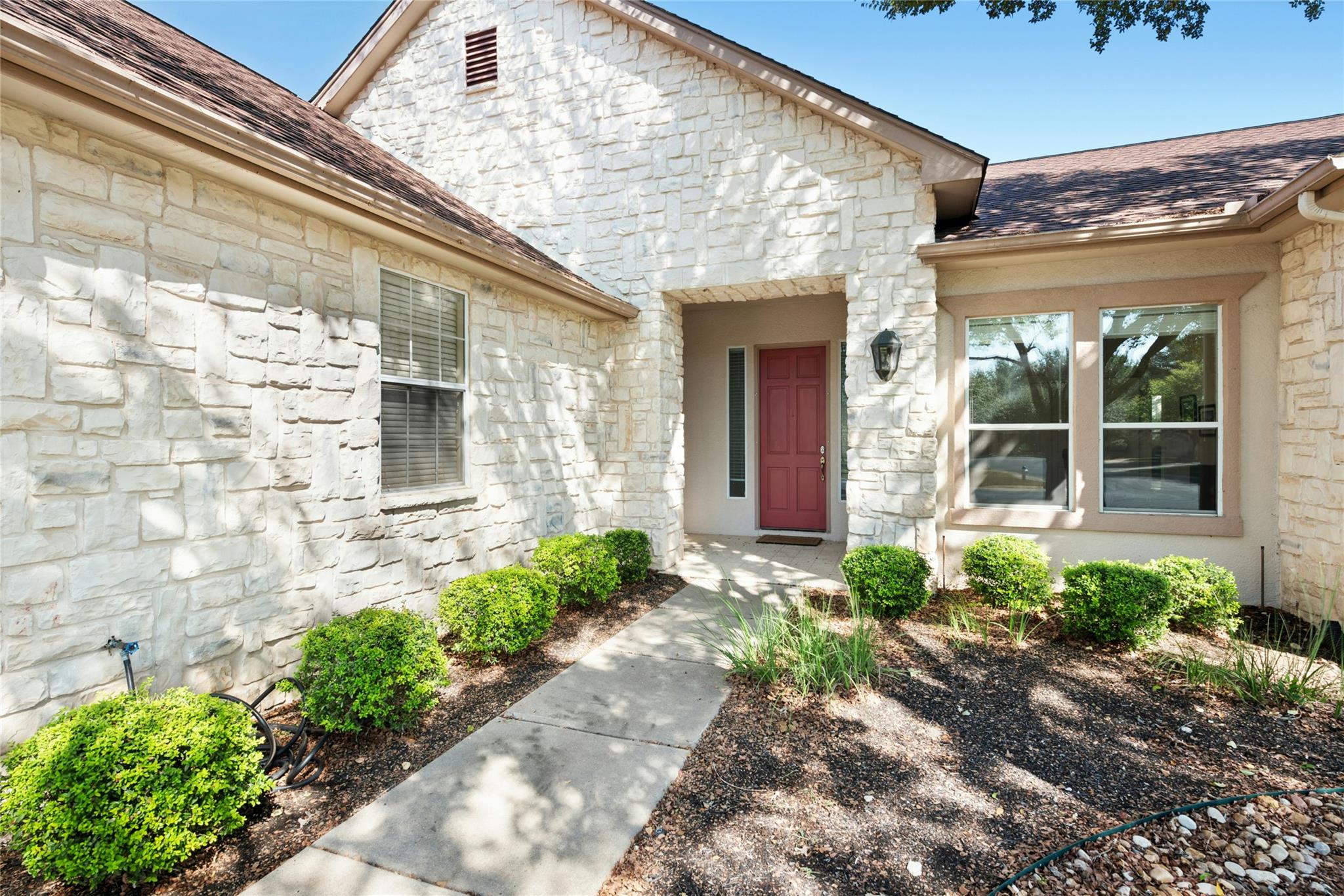 106 Waterlily Ln Property Photo 3