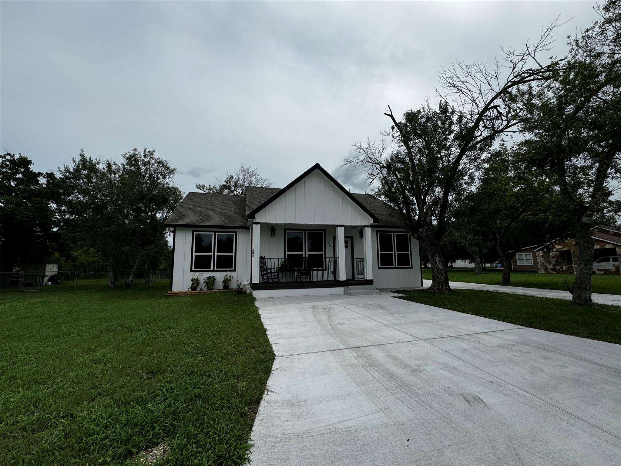 205 Third St Property Photo 2