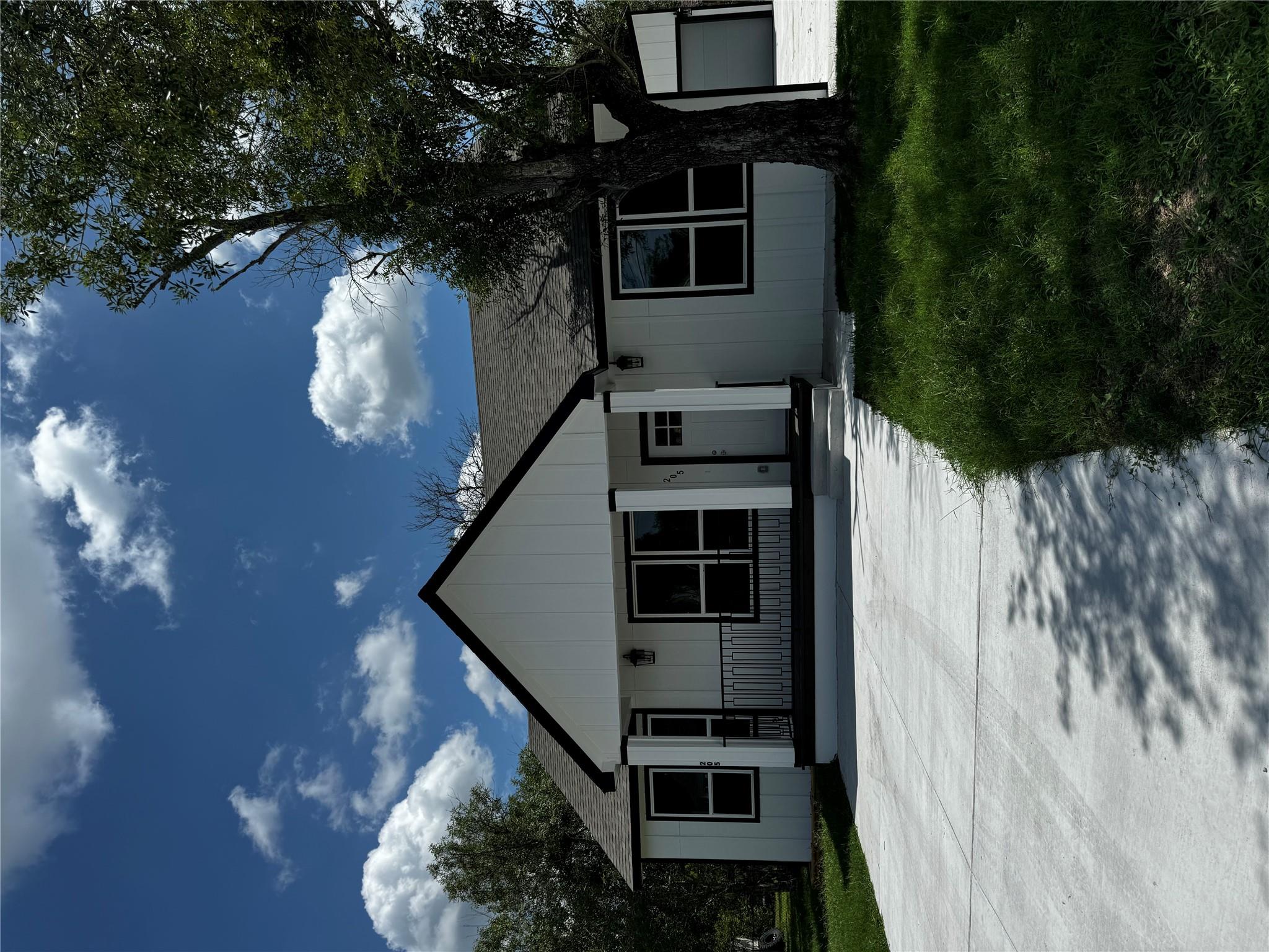 205 Third St Property Photo 3