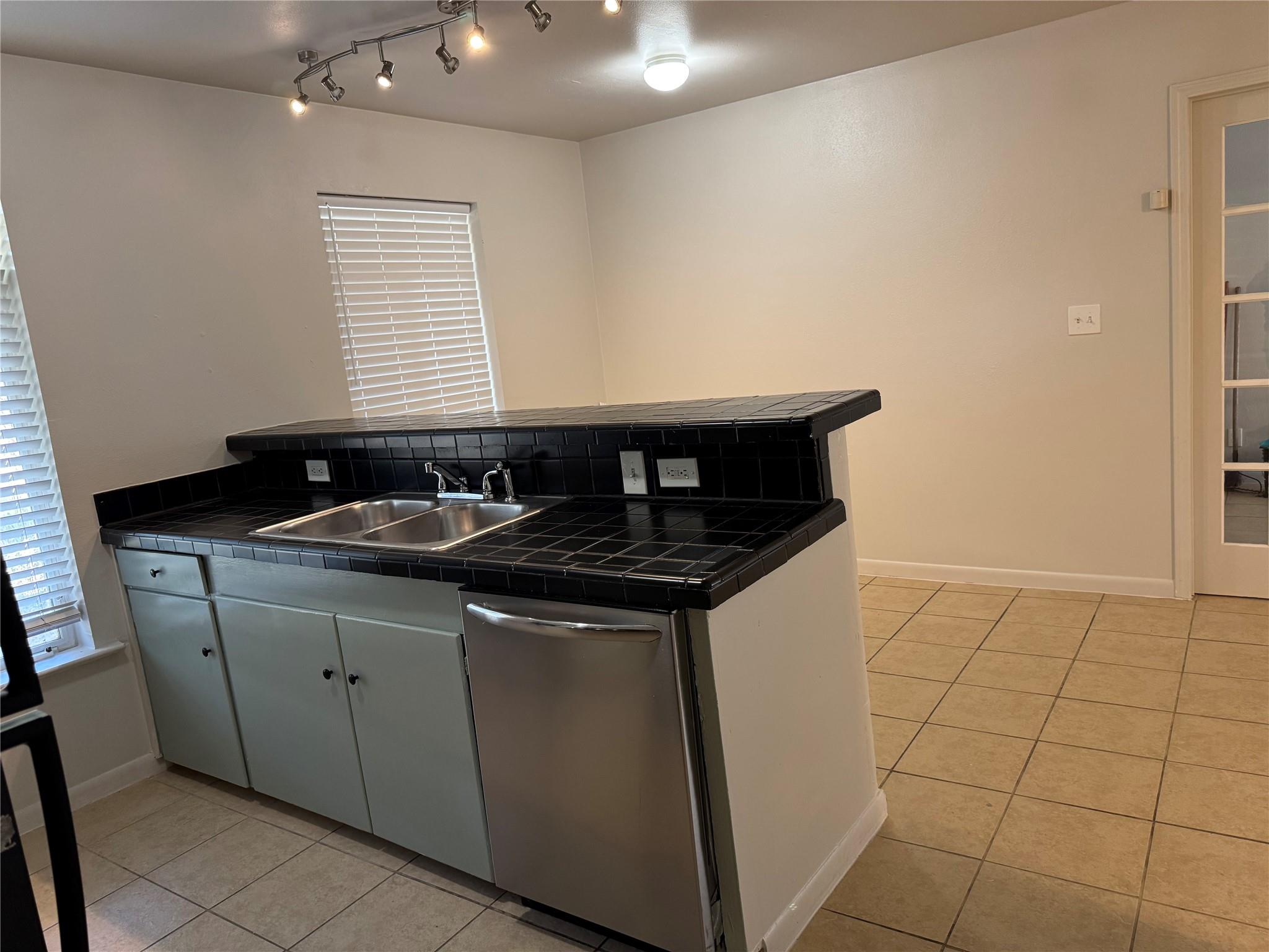 42 Waller St Property Photo 7