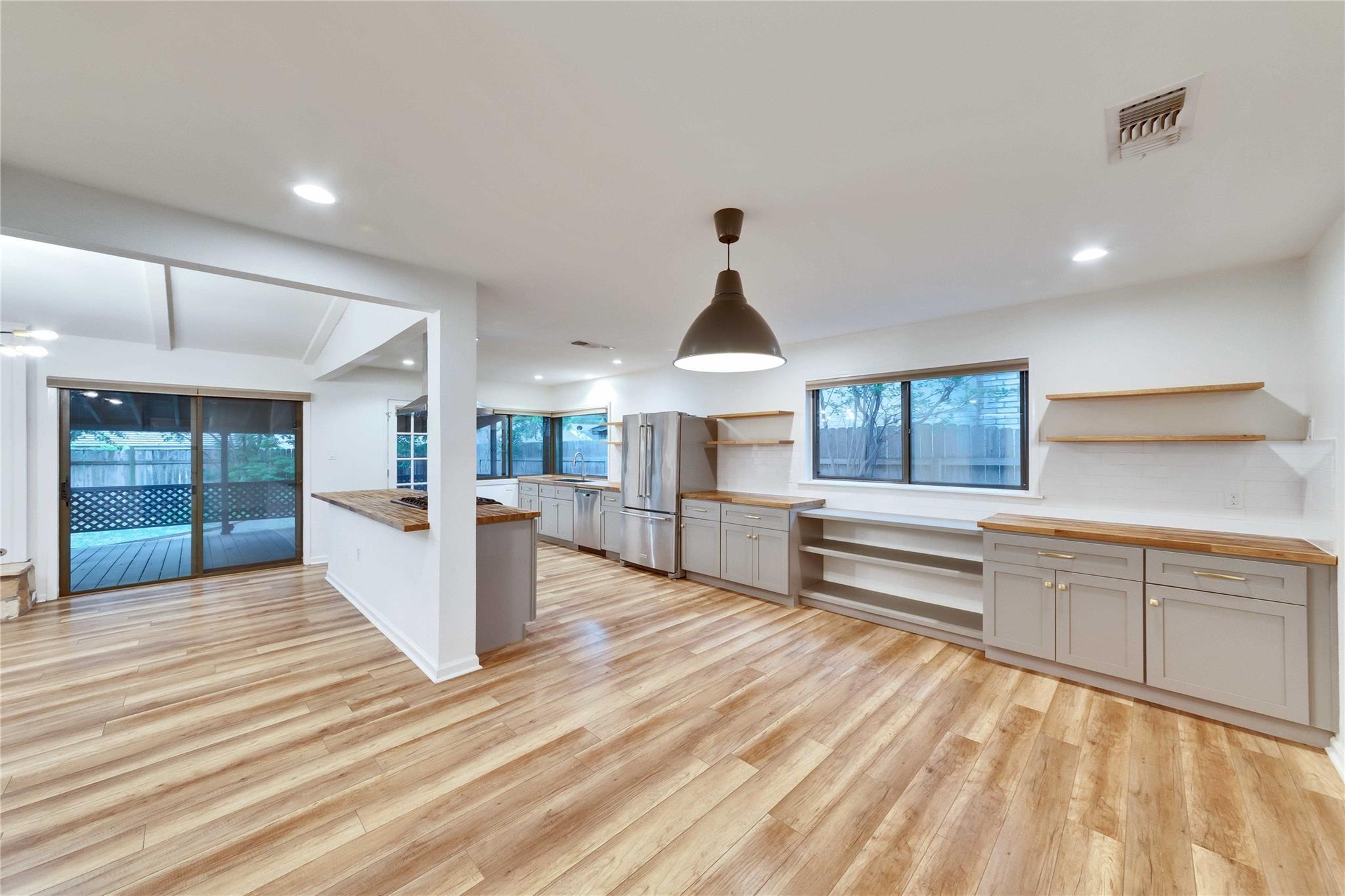 411 Chihuahua Trl Property Photo 3