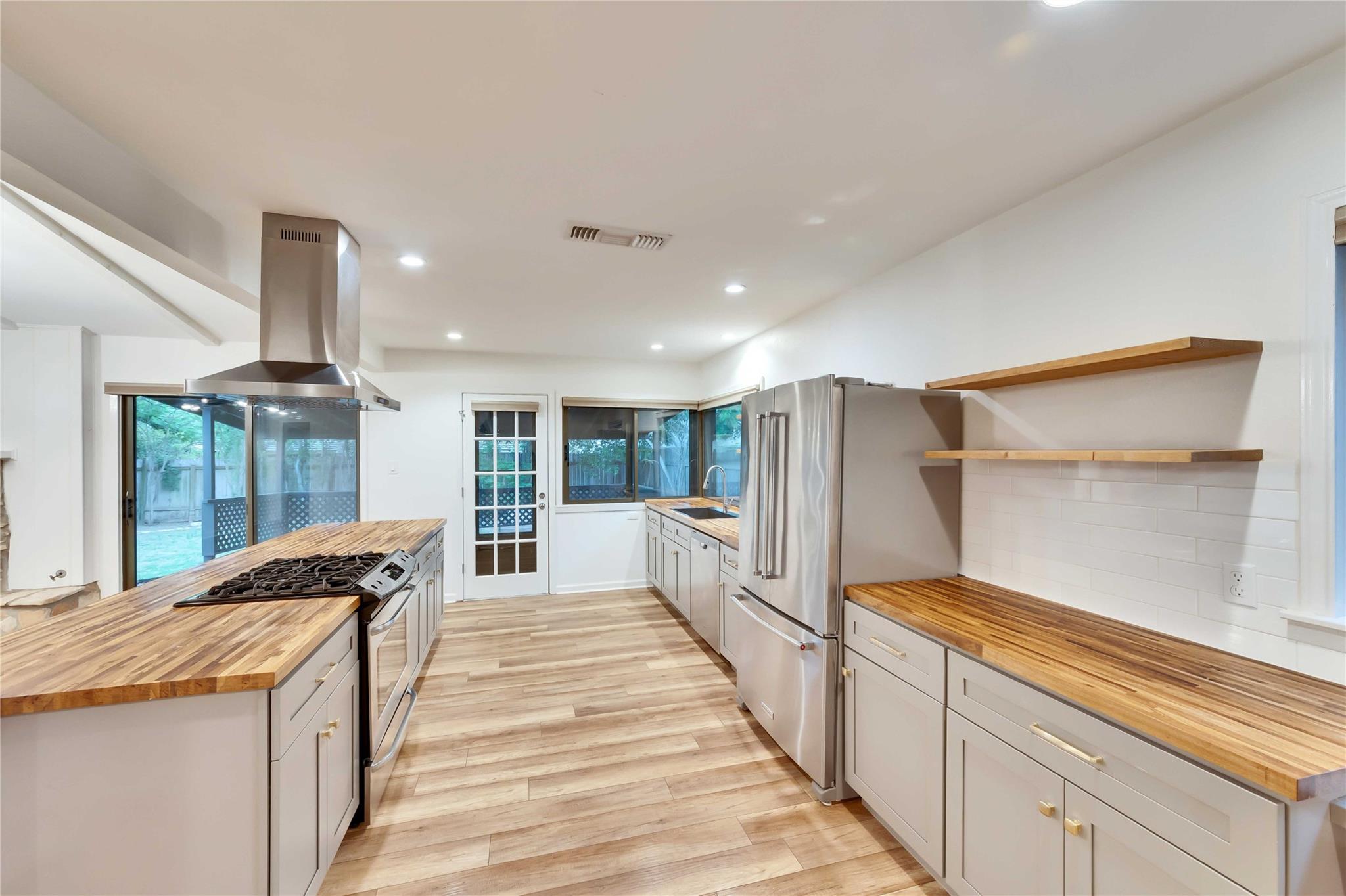 411 Chihuahua Trl Property Photo 4