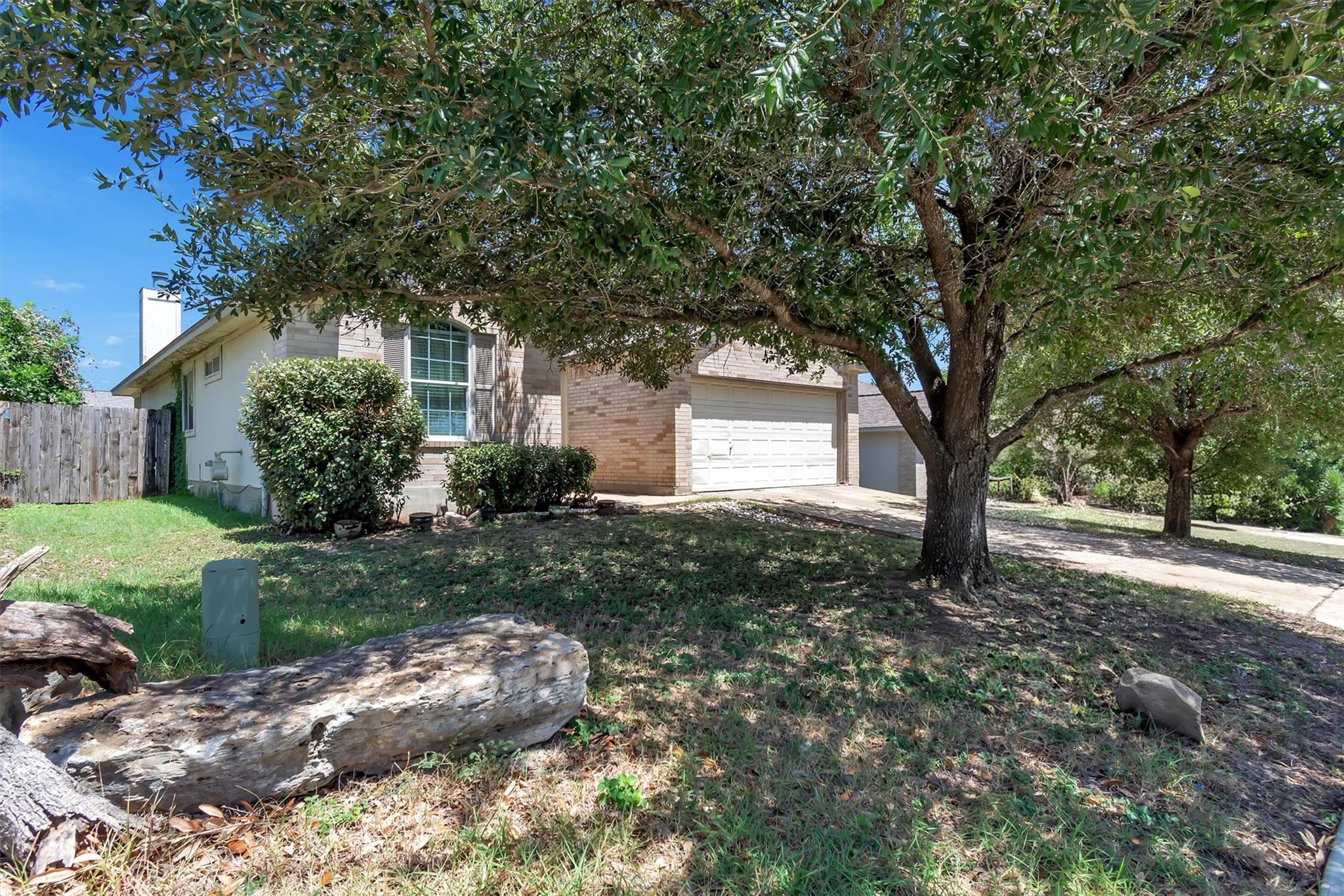 411 Estate Dr Property Photo 3