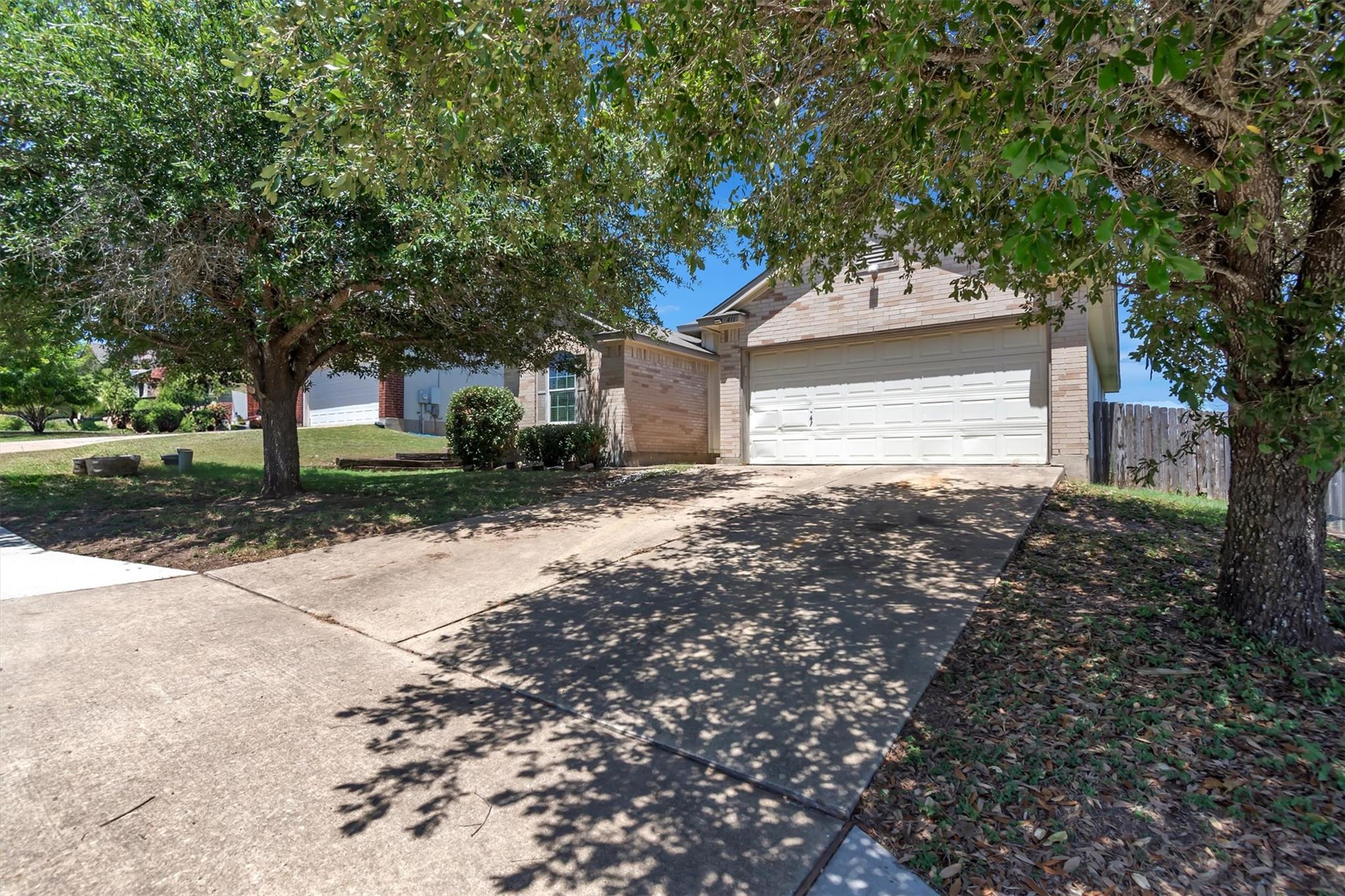 411 Estate Dr Property Photo 4