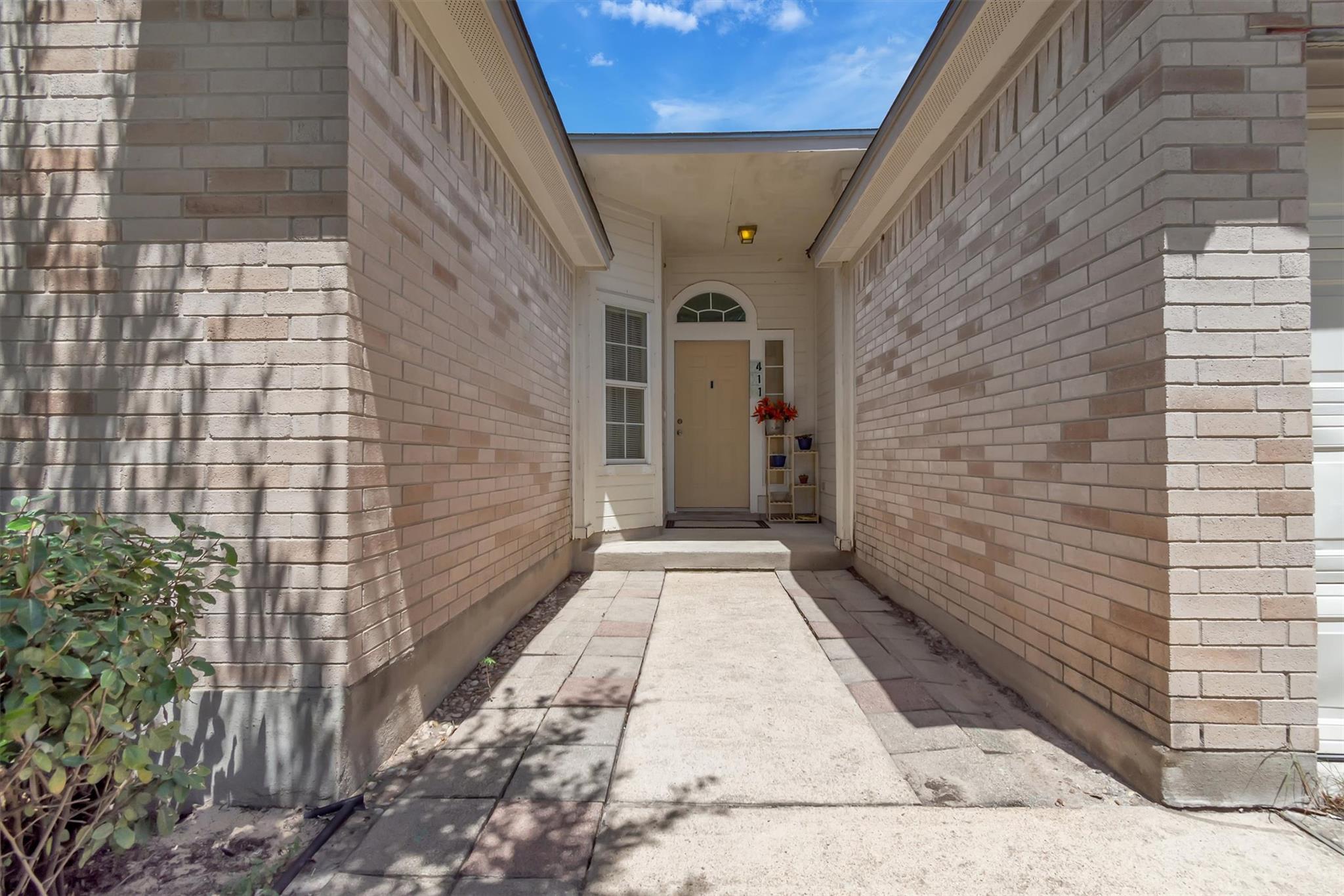 411 Estate Dr Property Photo 5