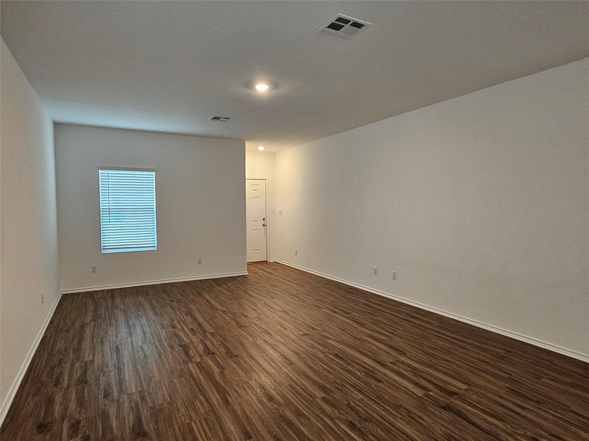913 Legends Ln Property Photo 5