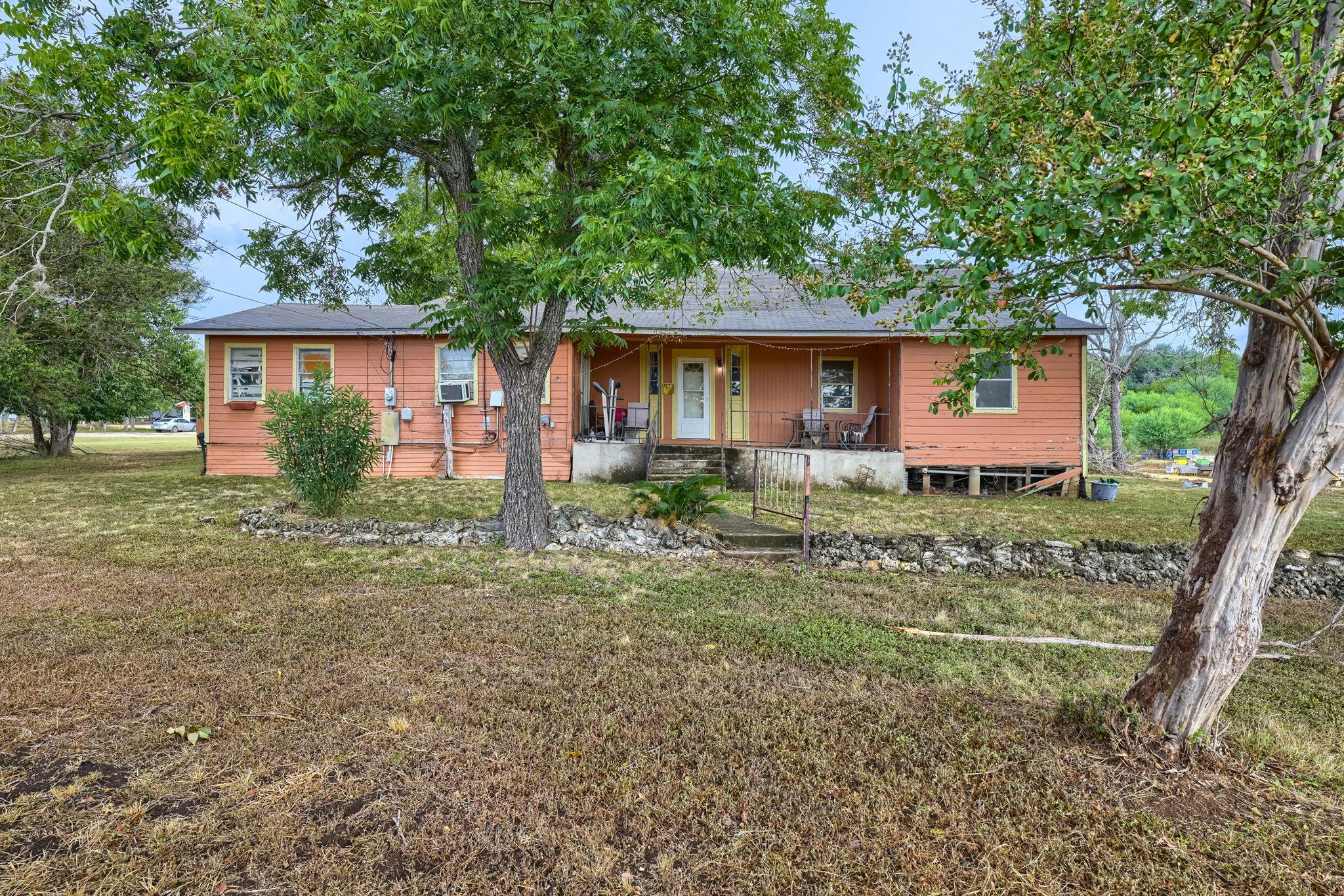 201 Hofheinz St Property Photo 3