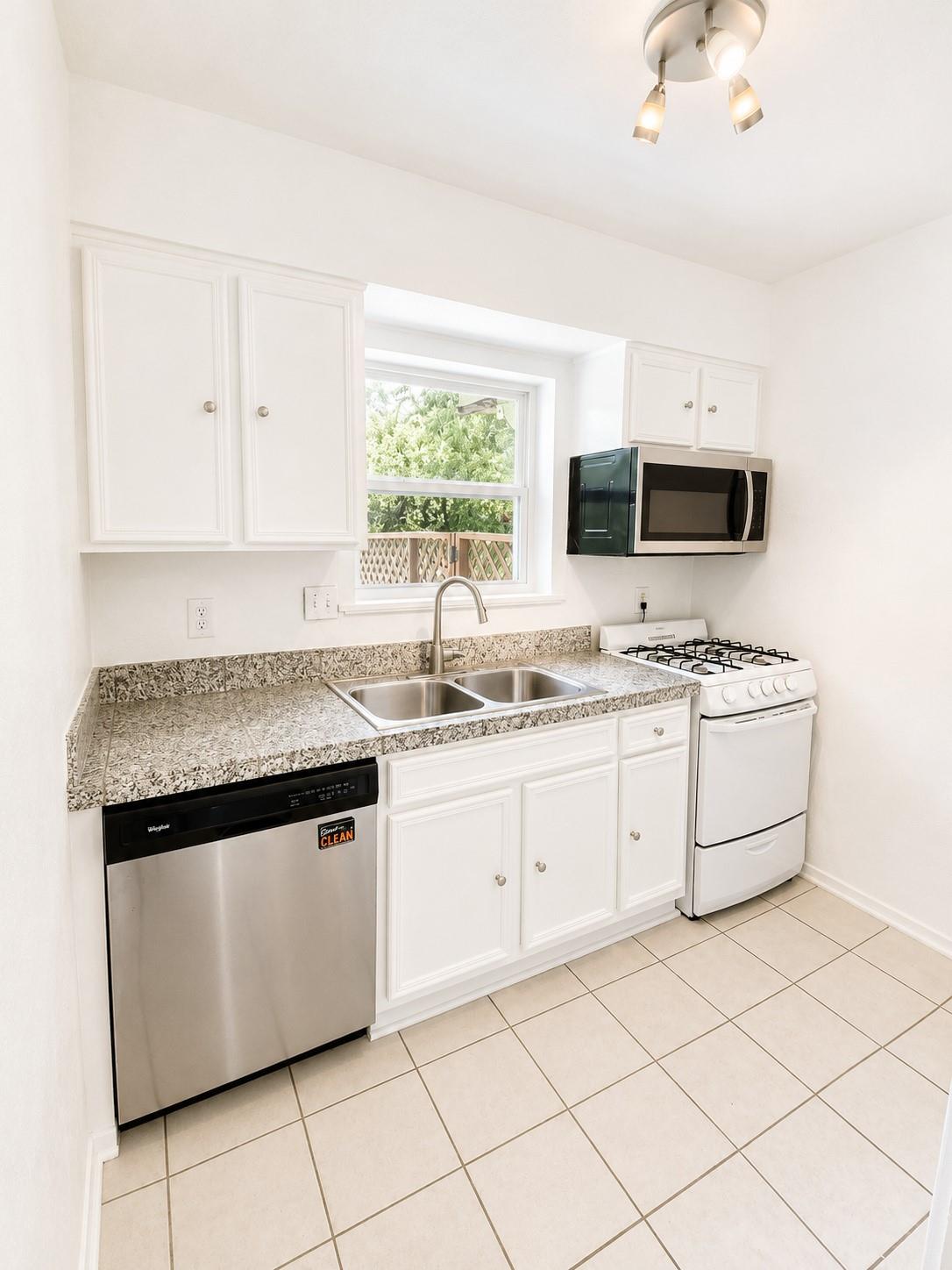 2021 Bluebonnet Ln #106 Property Photo 11