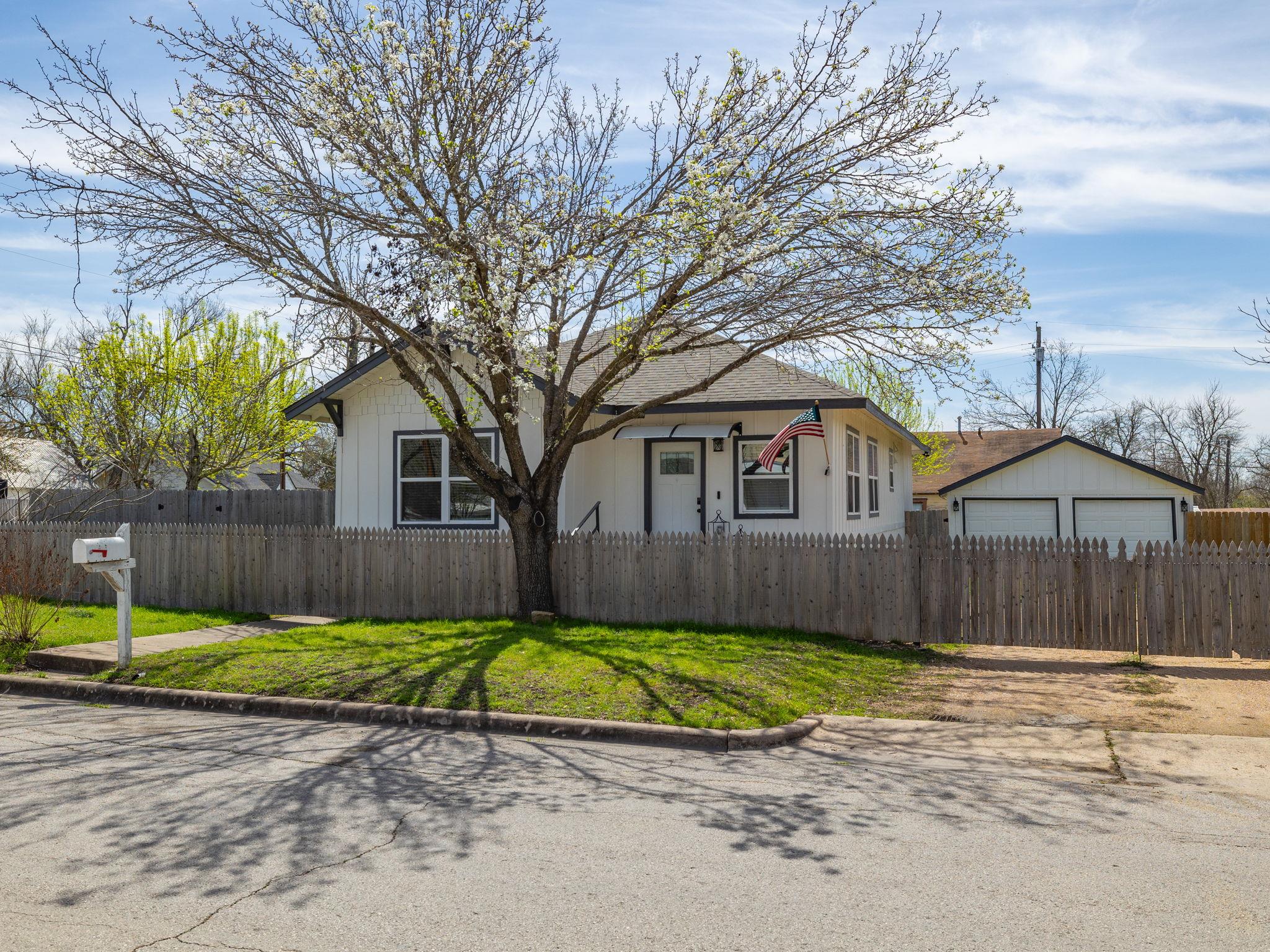 1401 W 7th St Property Photo