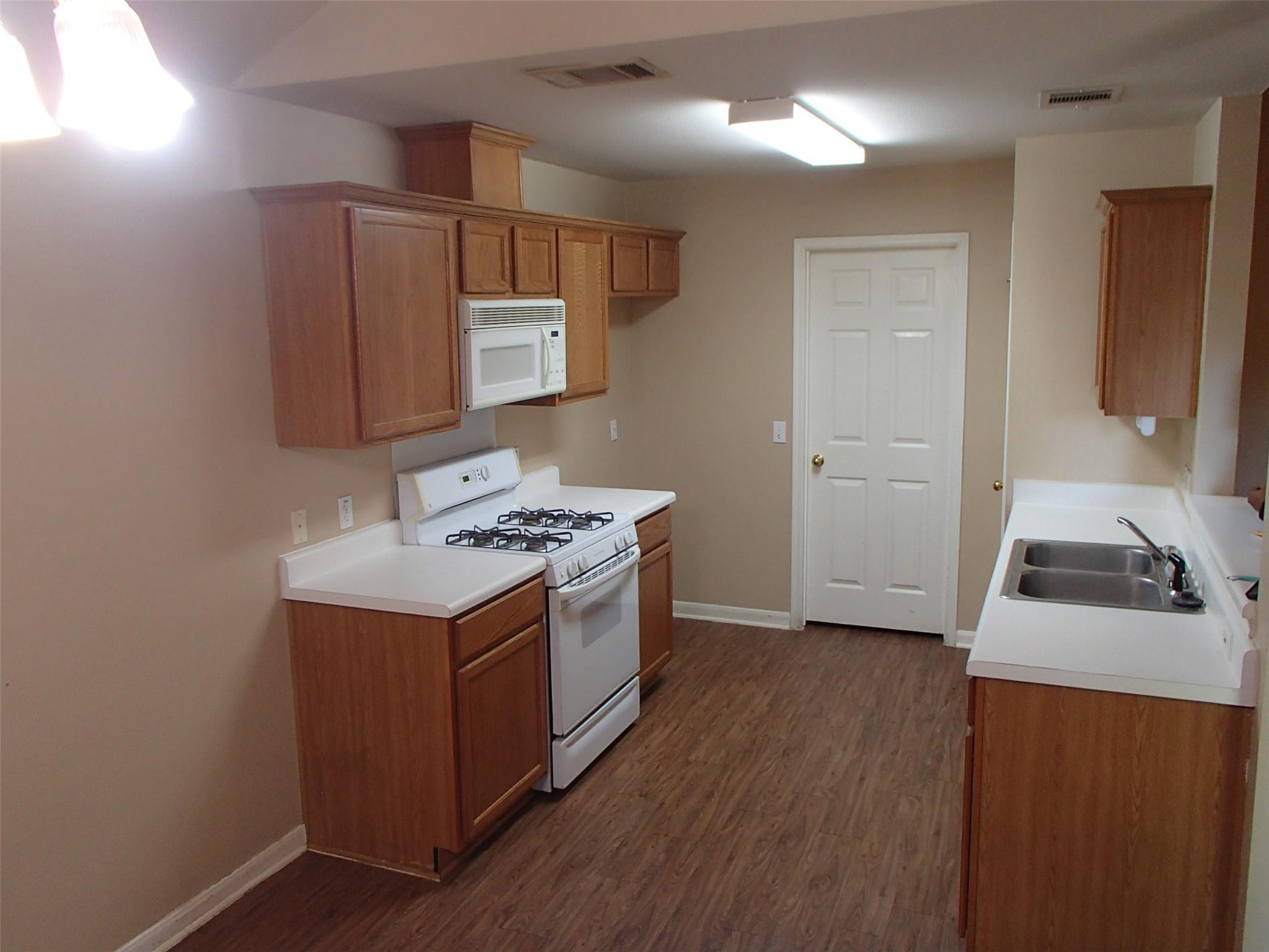 208 Juniper St Property Photo 8