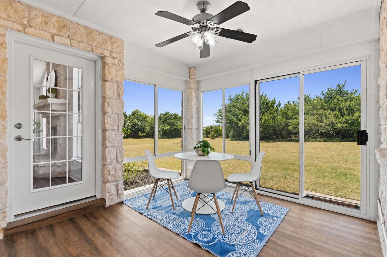 207 Meadow Oaks Dr Property Photo 4