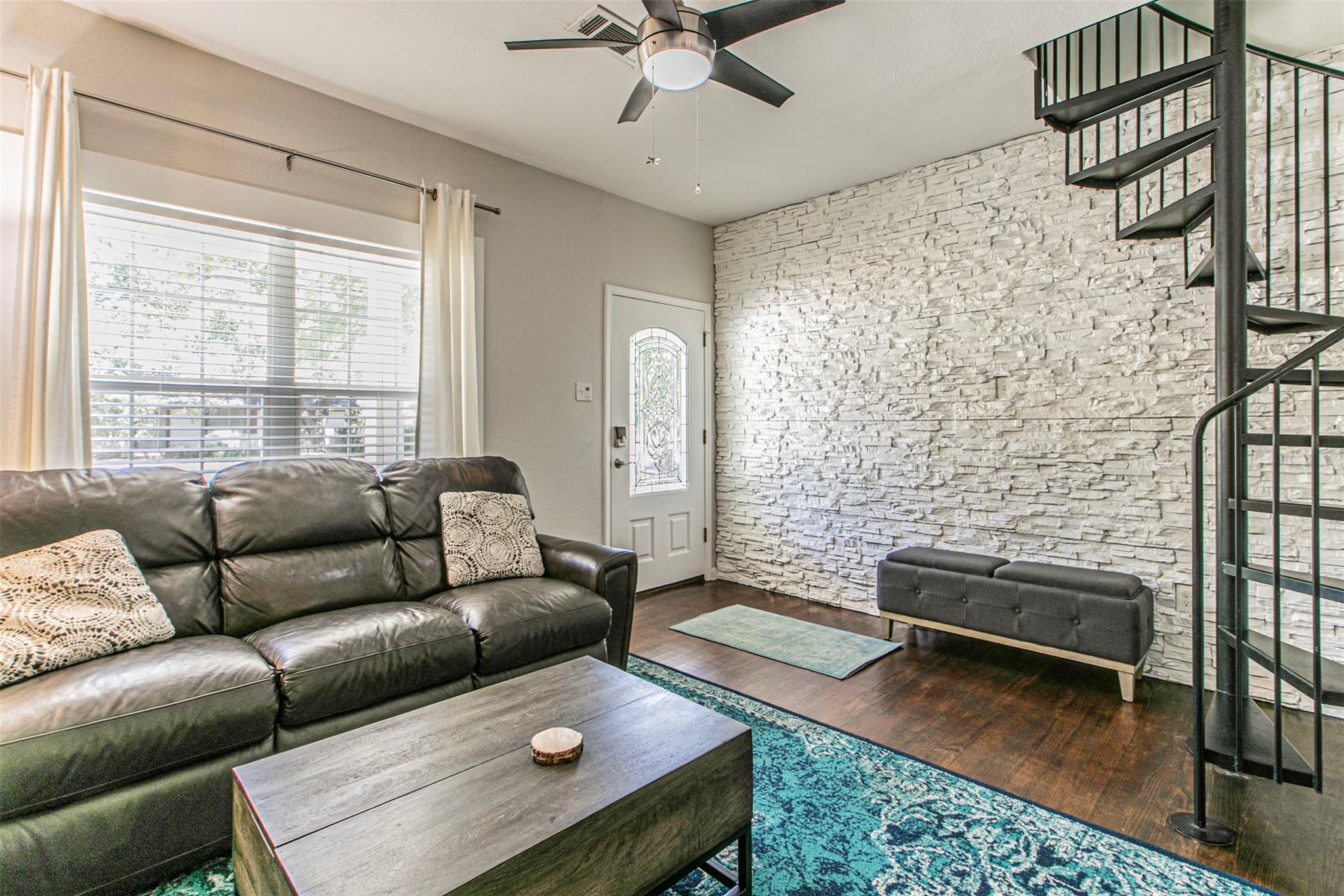 1608 Hutto Rd Property Photo 4