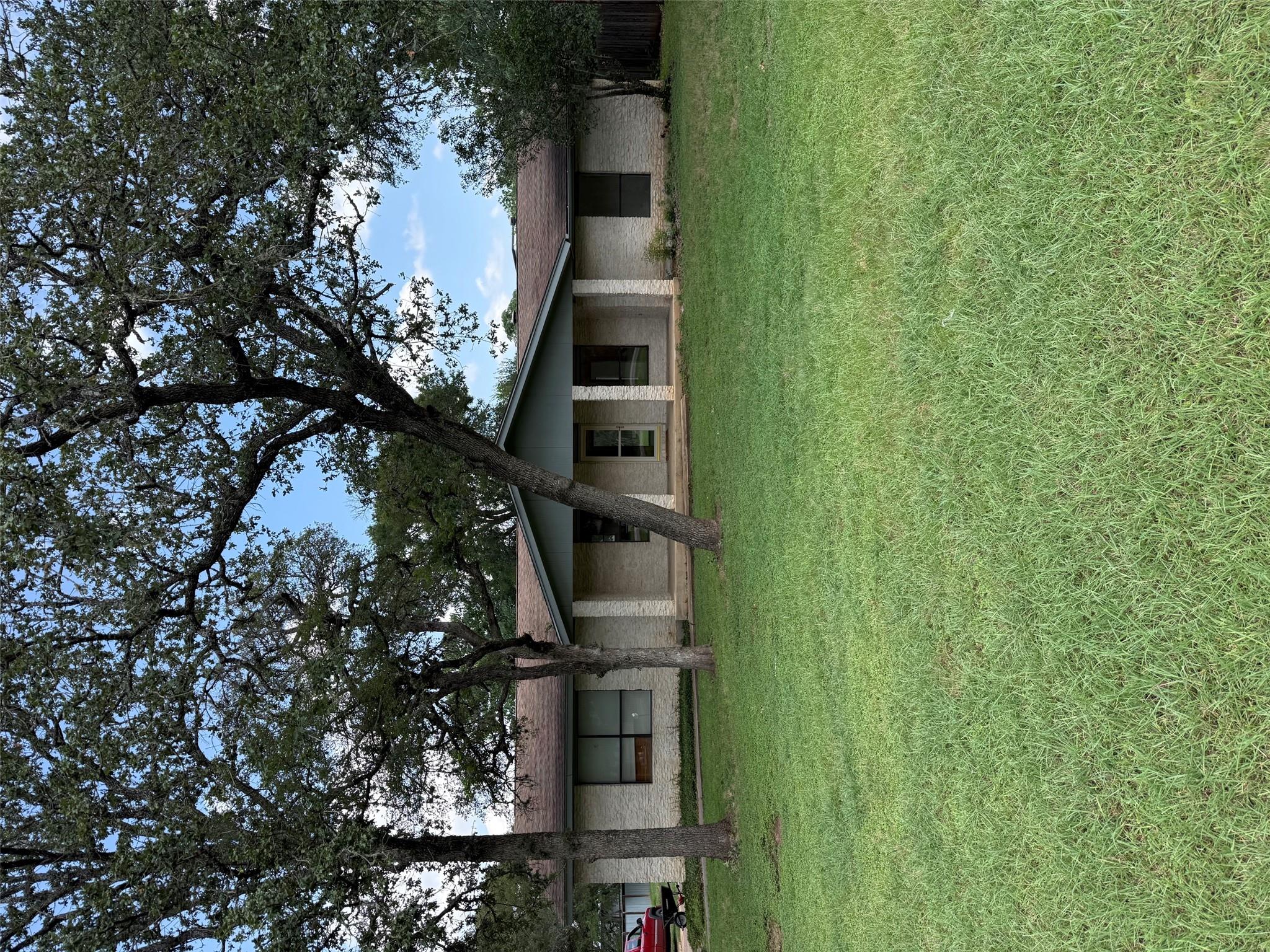 1009 Swallow Dr Property Photo 2