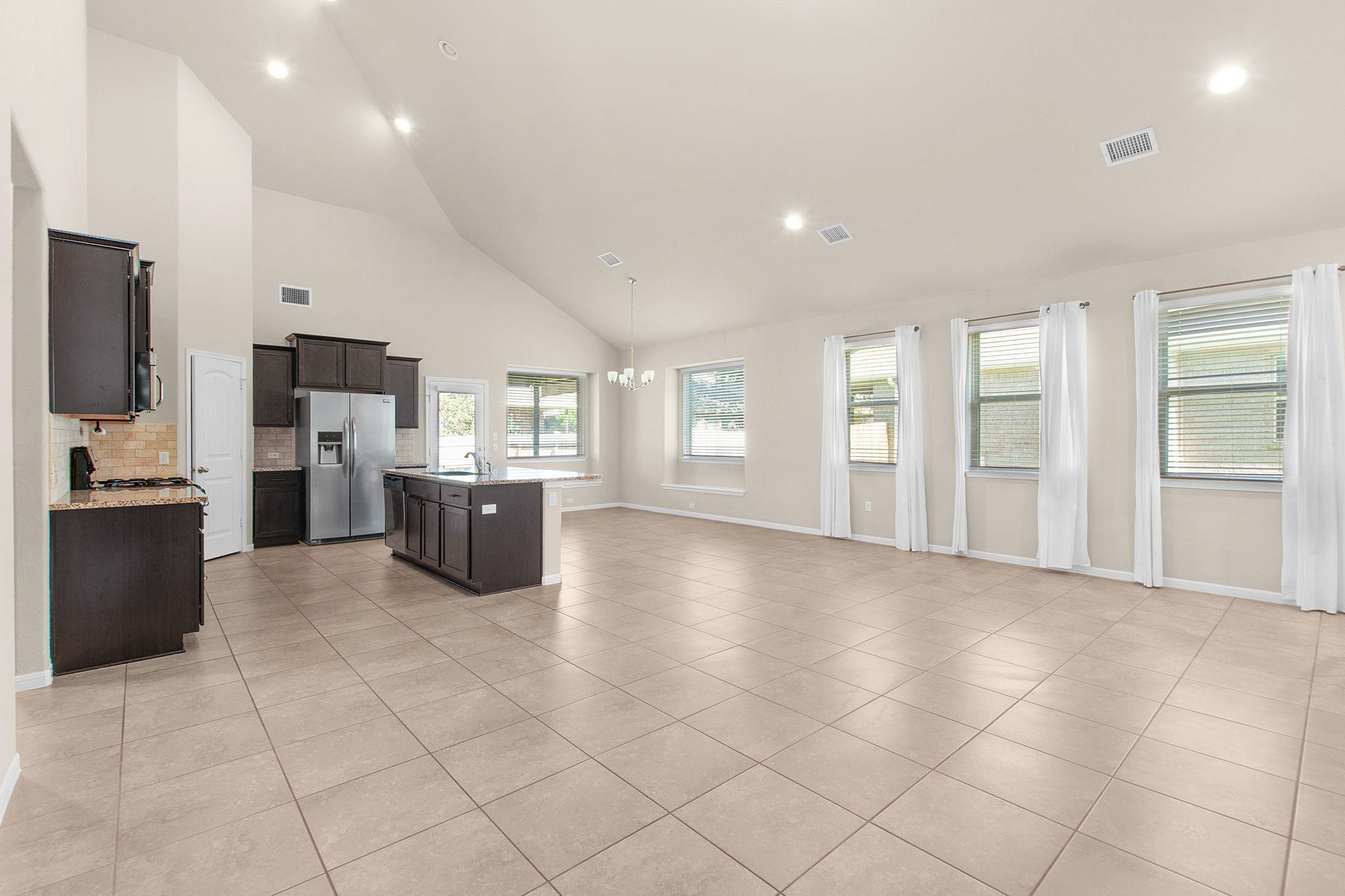 2437 Lyla Ln Property Photo 4