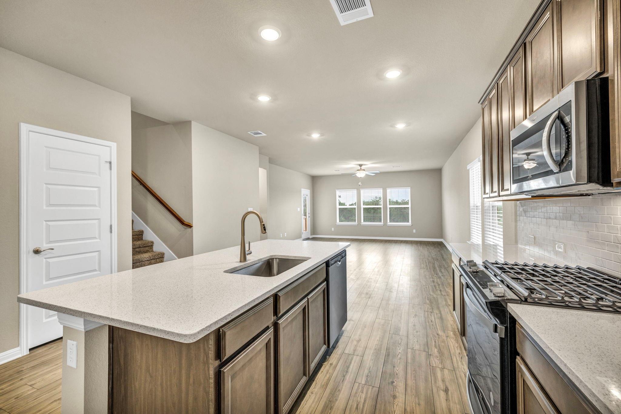 233 El Capitan Loop Property Photo 4