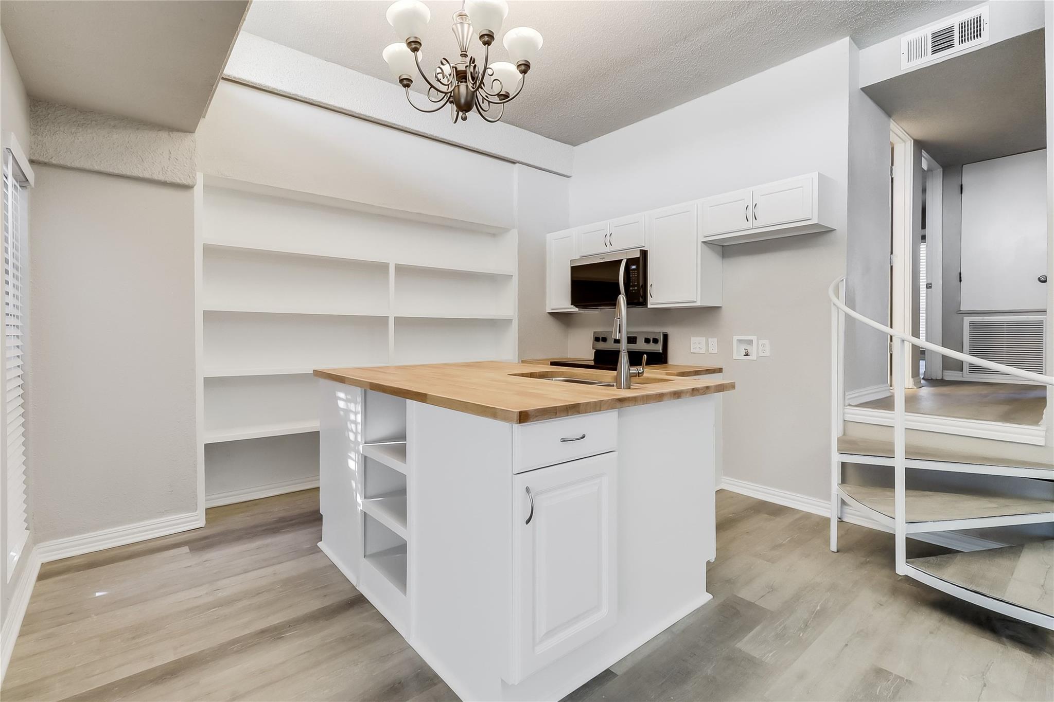 5918 Lago Vista Way #d33 Property Photo 4