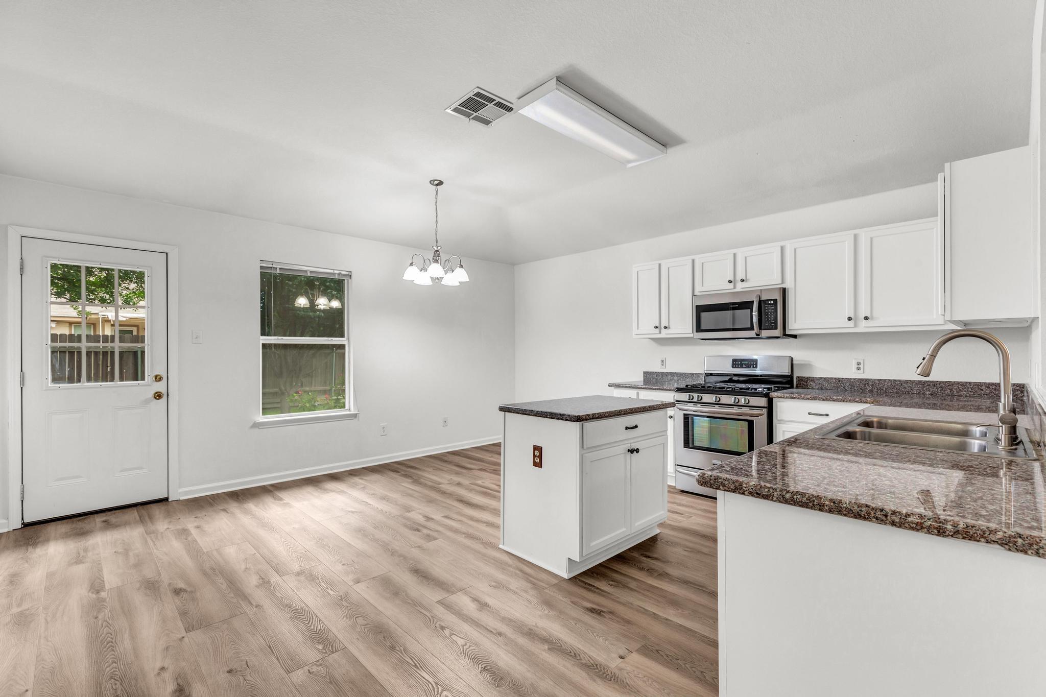609 Golden Gate Dr Property Photo 3