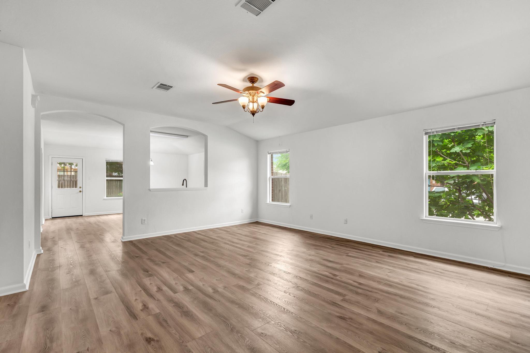 609 Golden Gate Dr Property Photo 5