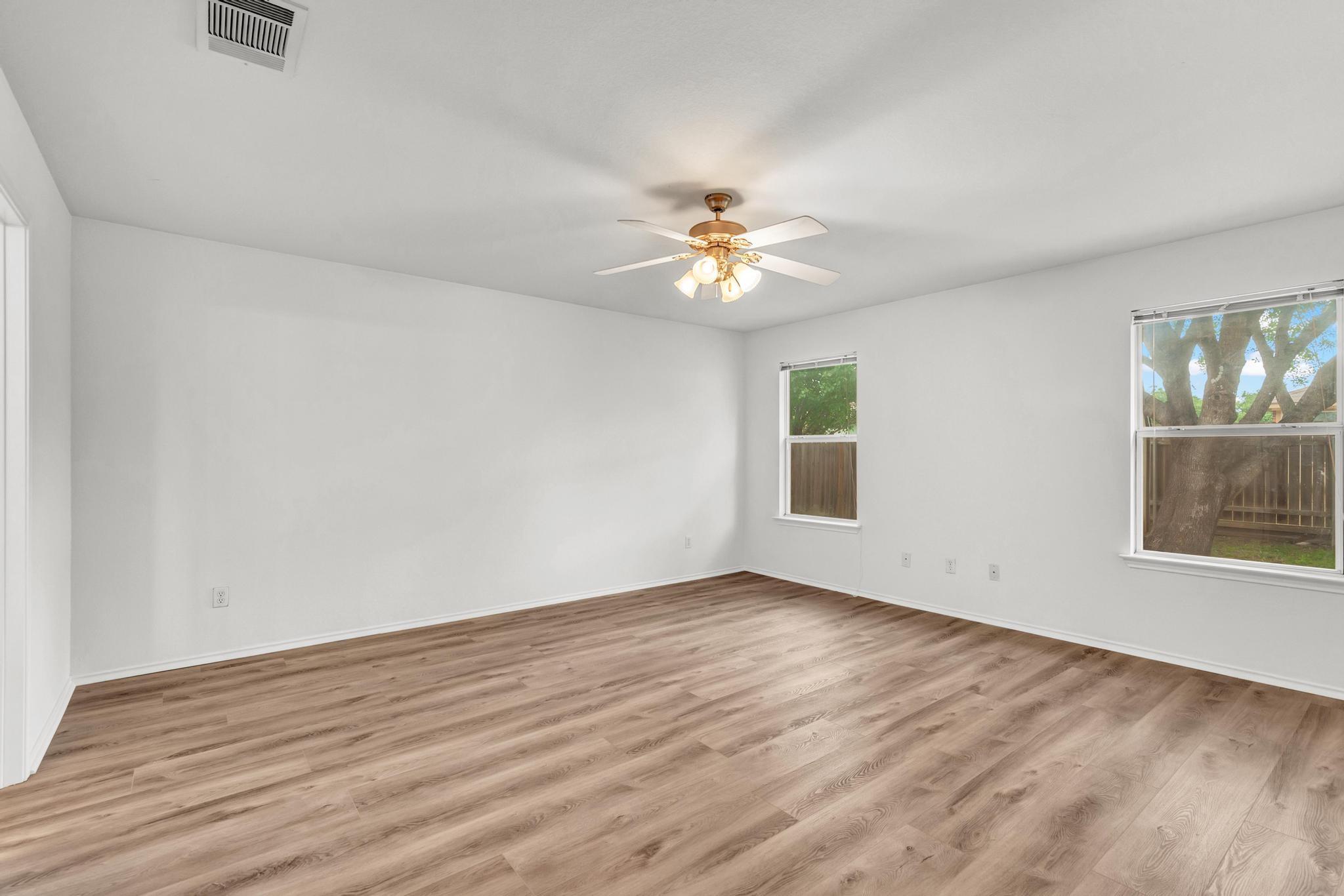 609 Golden Gate Dr Property Photo 6