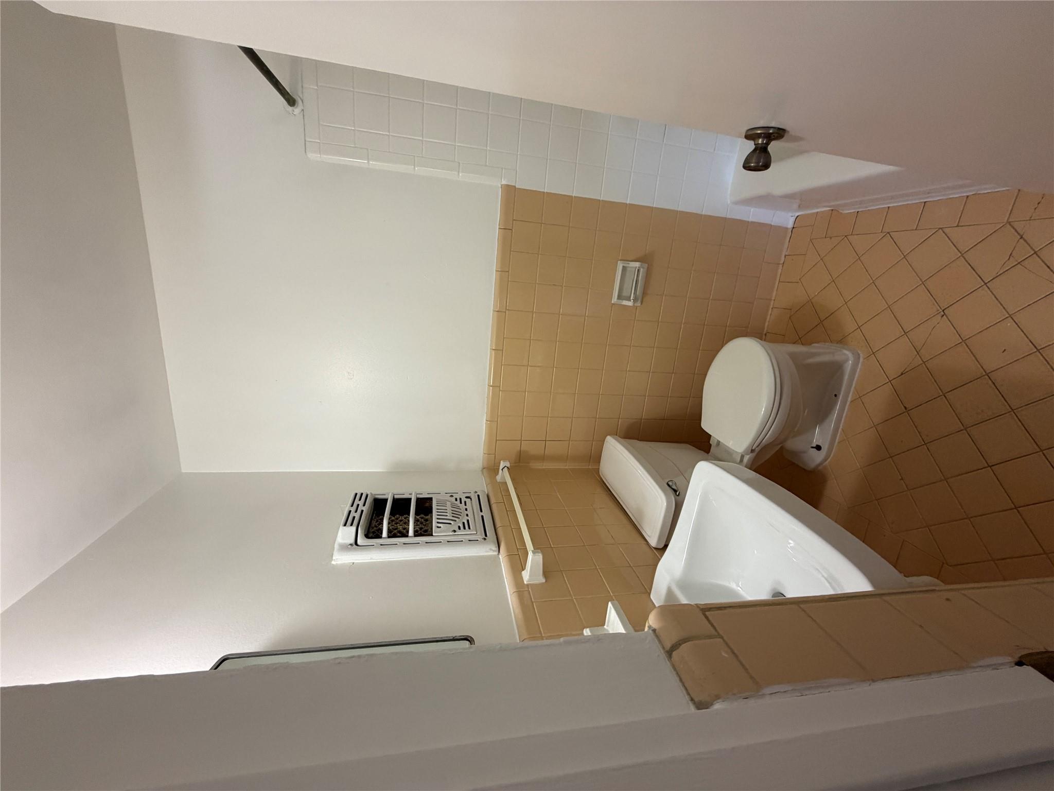 1212 W 13th St #j Property Photo 6