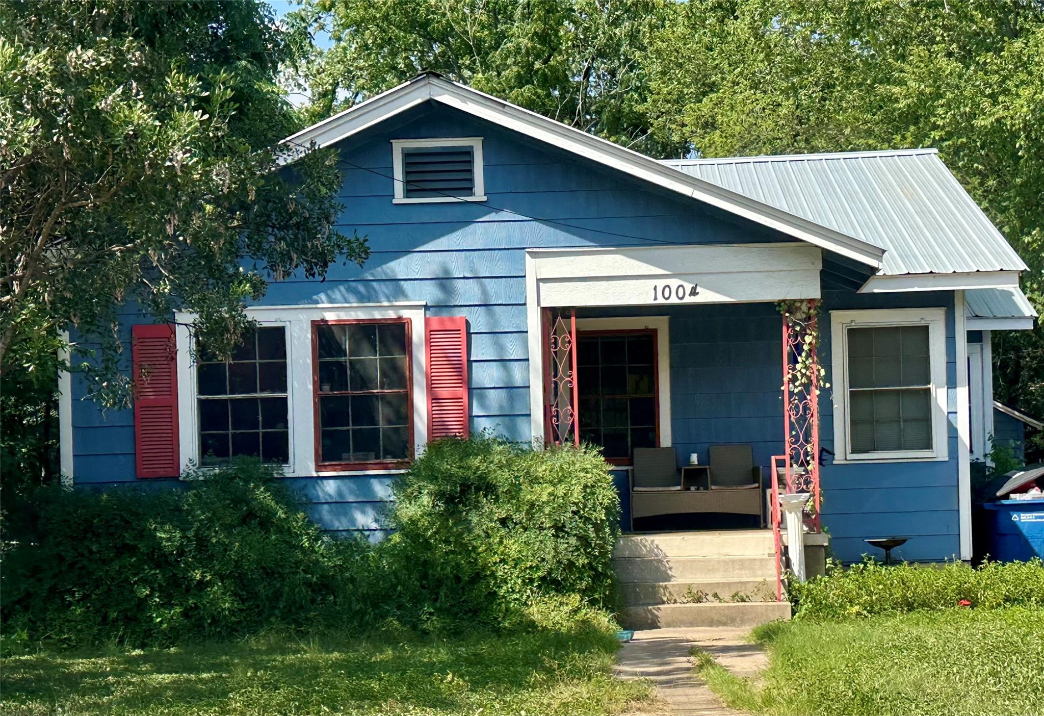 1004 E 38 1/2 St Property Photo 1