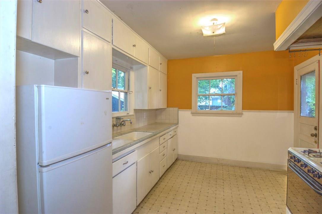 1004 E 38 1/2 St Property Photo 10