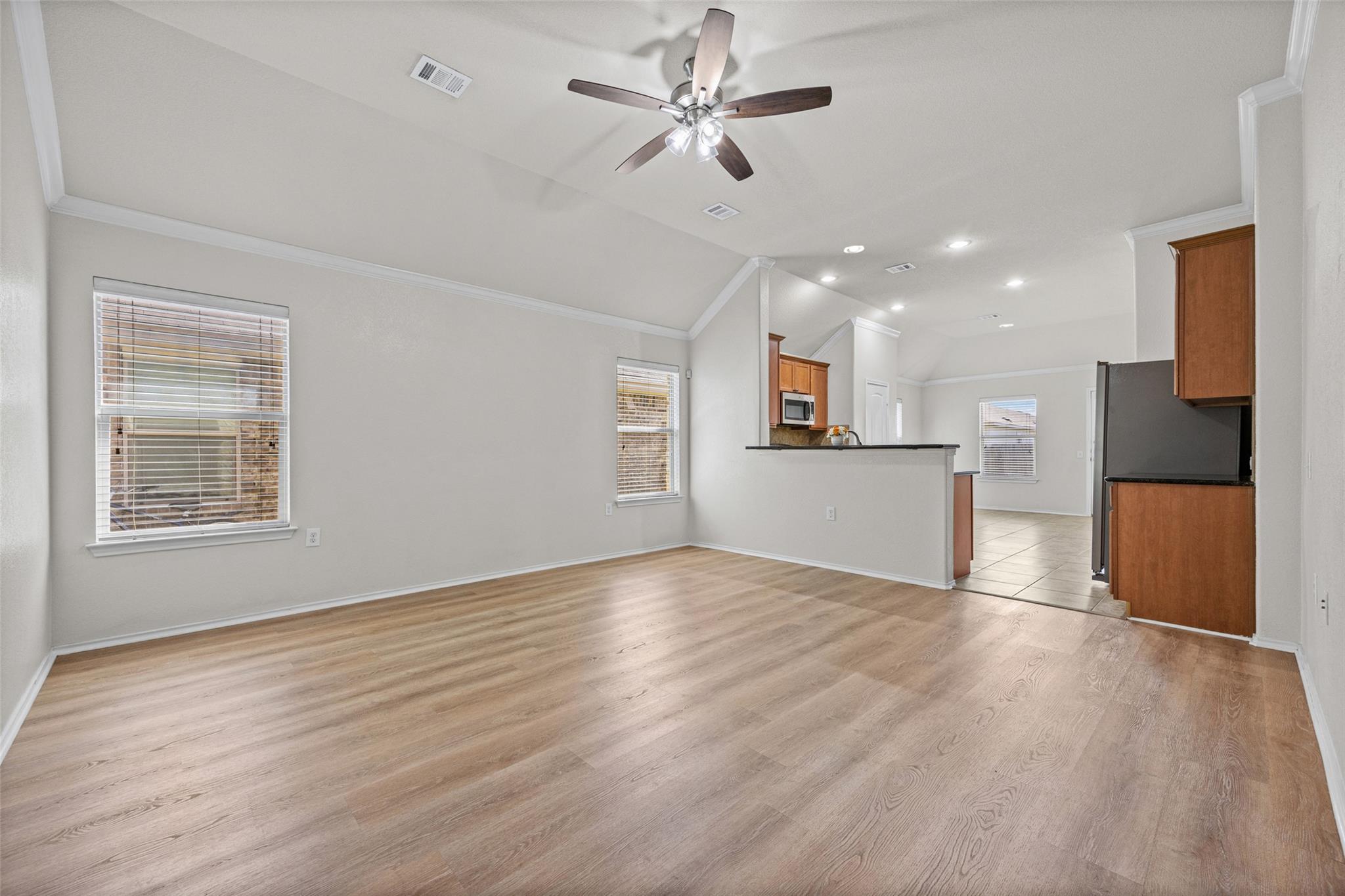 5833 Zachary Scott St Property Photo 3
