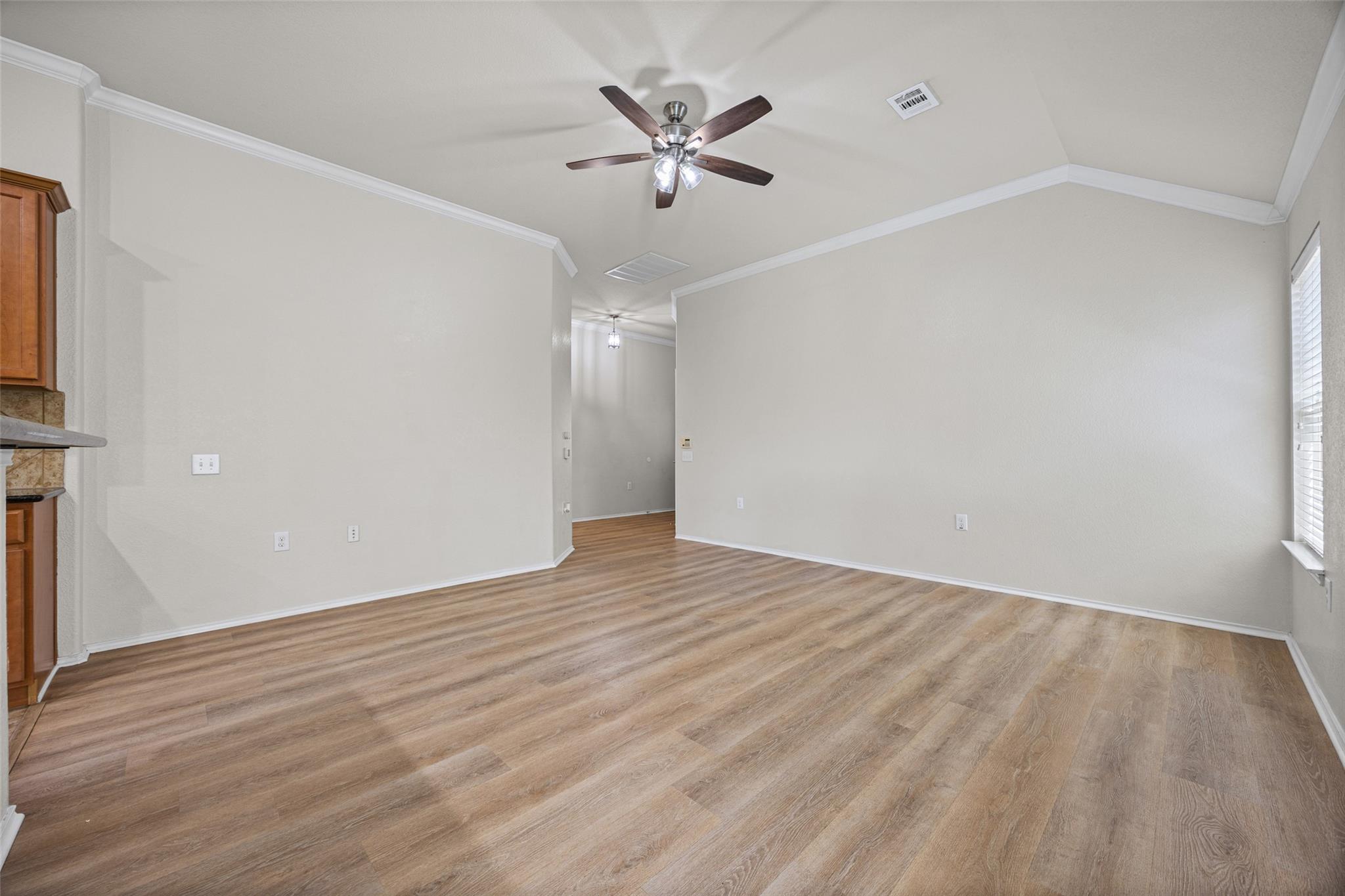 5833 Zachary Scott St Property Photo 6