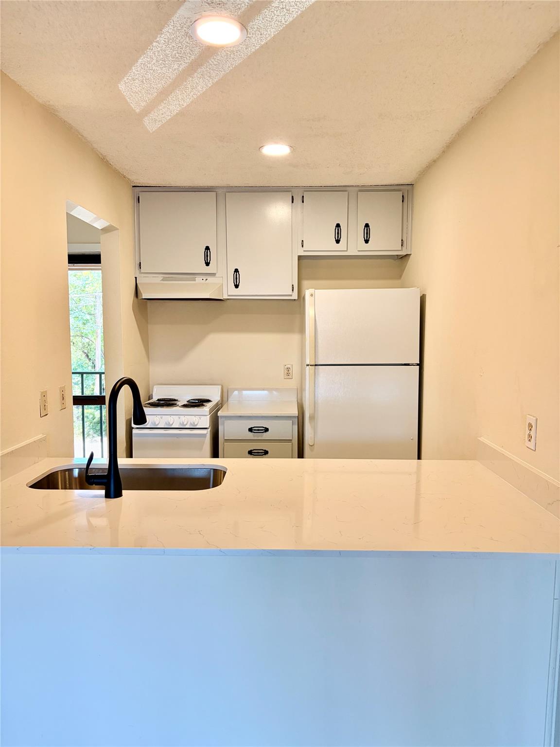 630 Maiden Ln #g Property Photo 2