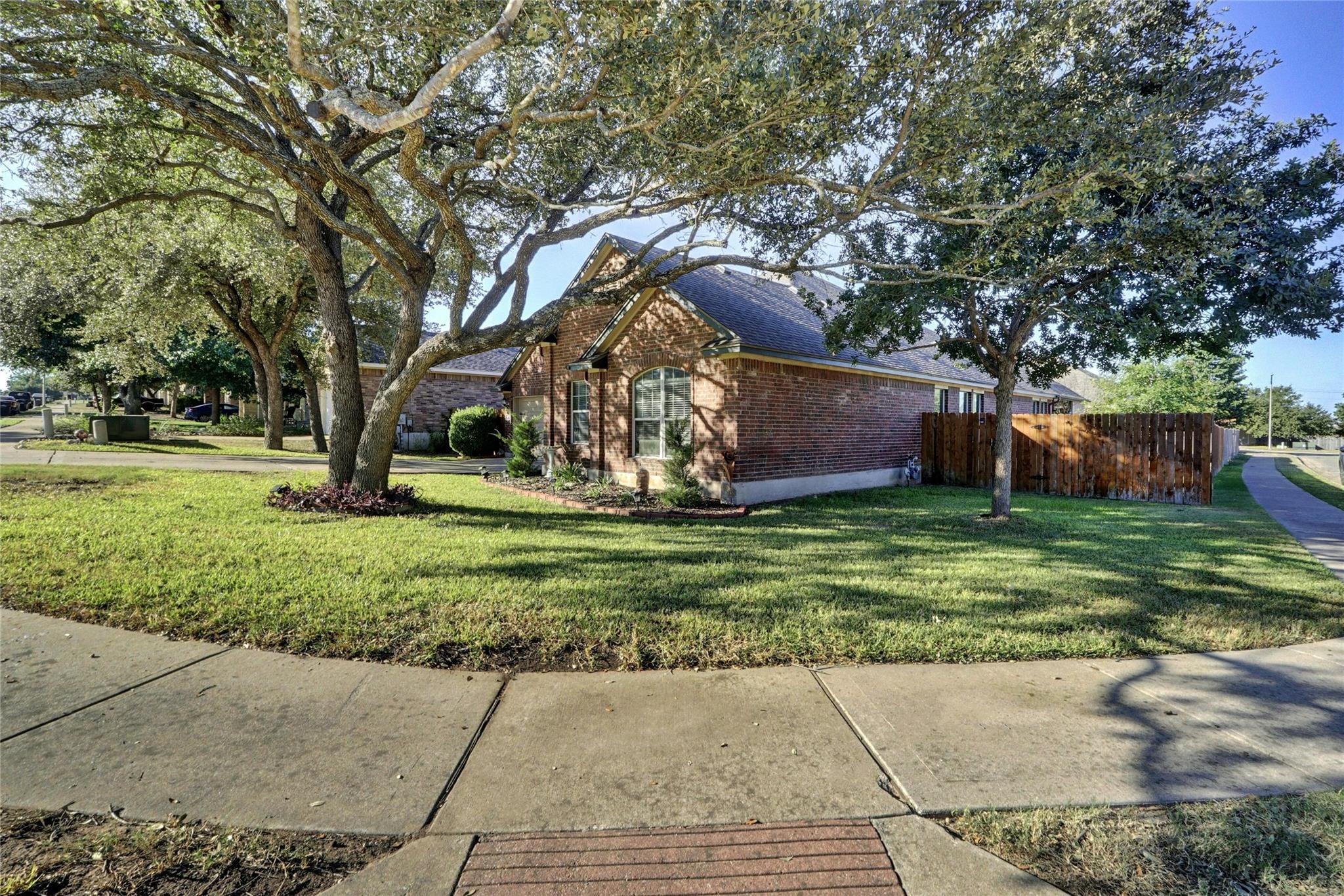 303 Olmos Dr Property Photo 4