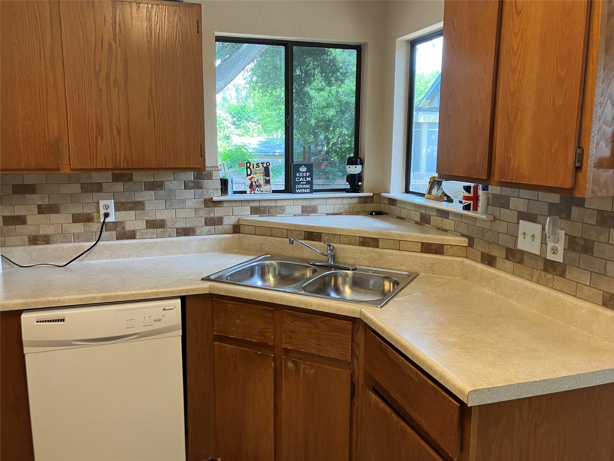 904 Cottonwood Cv Property Photo 8