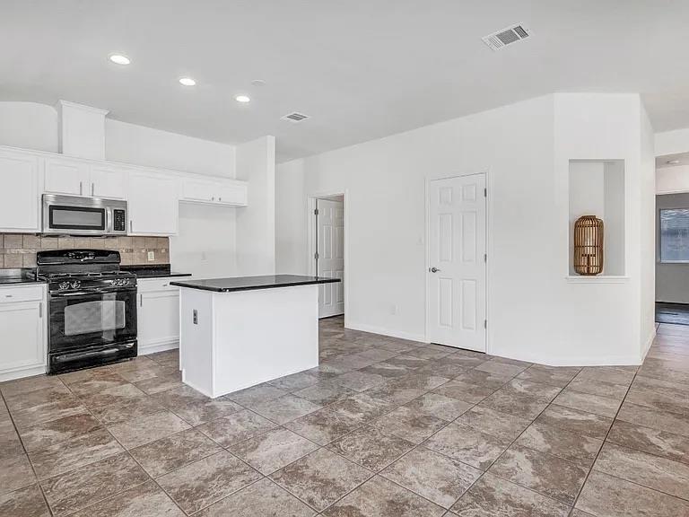 16601 Jadestone Dr Property Photo 6