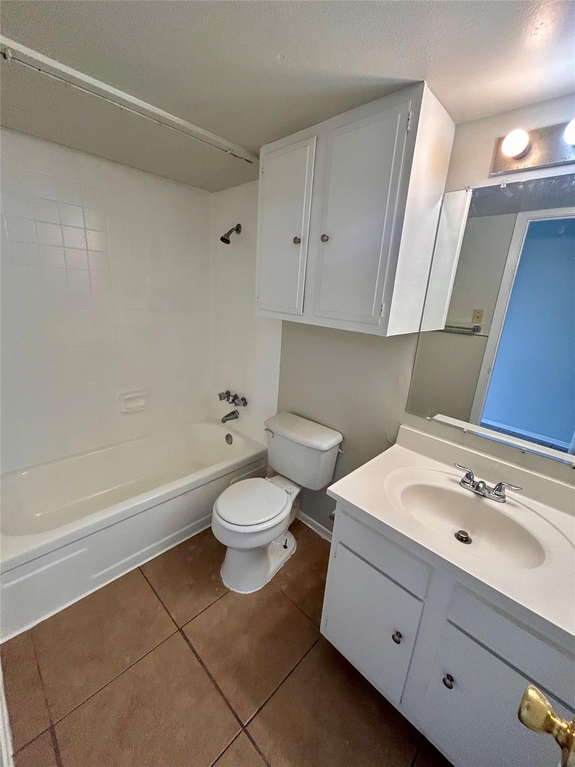 901 E 40th St #304 Property Photo 5