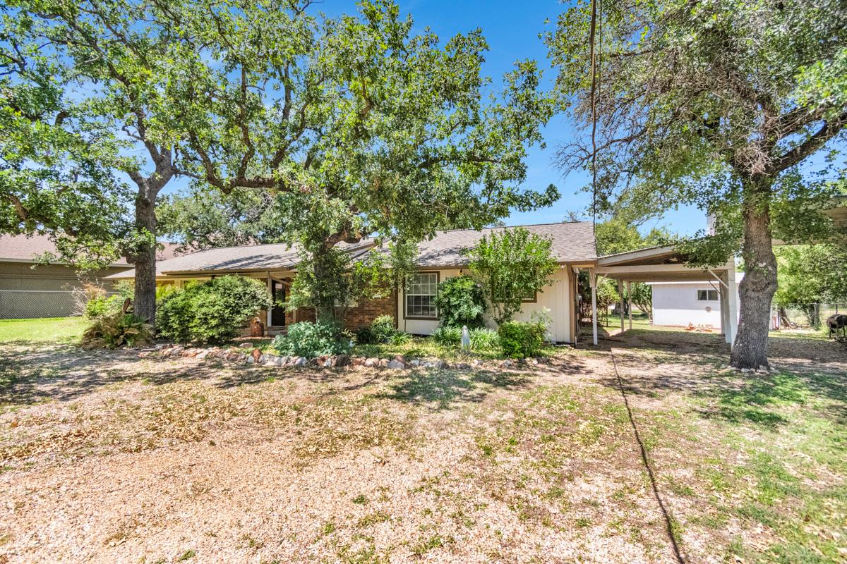 105 Agarita Dr Property Photo 1