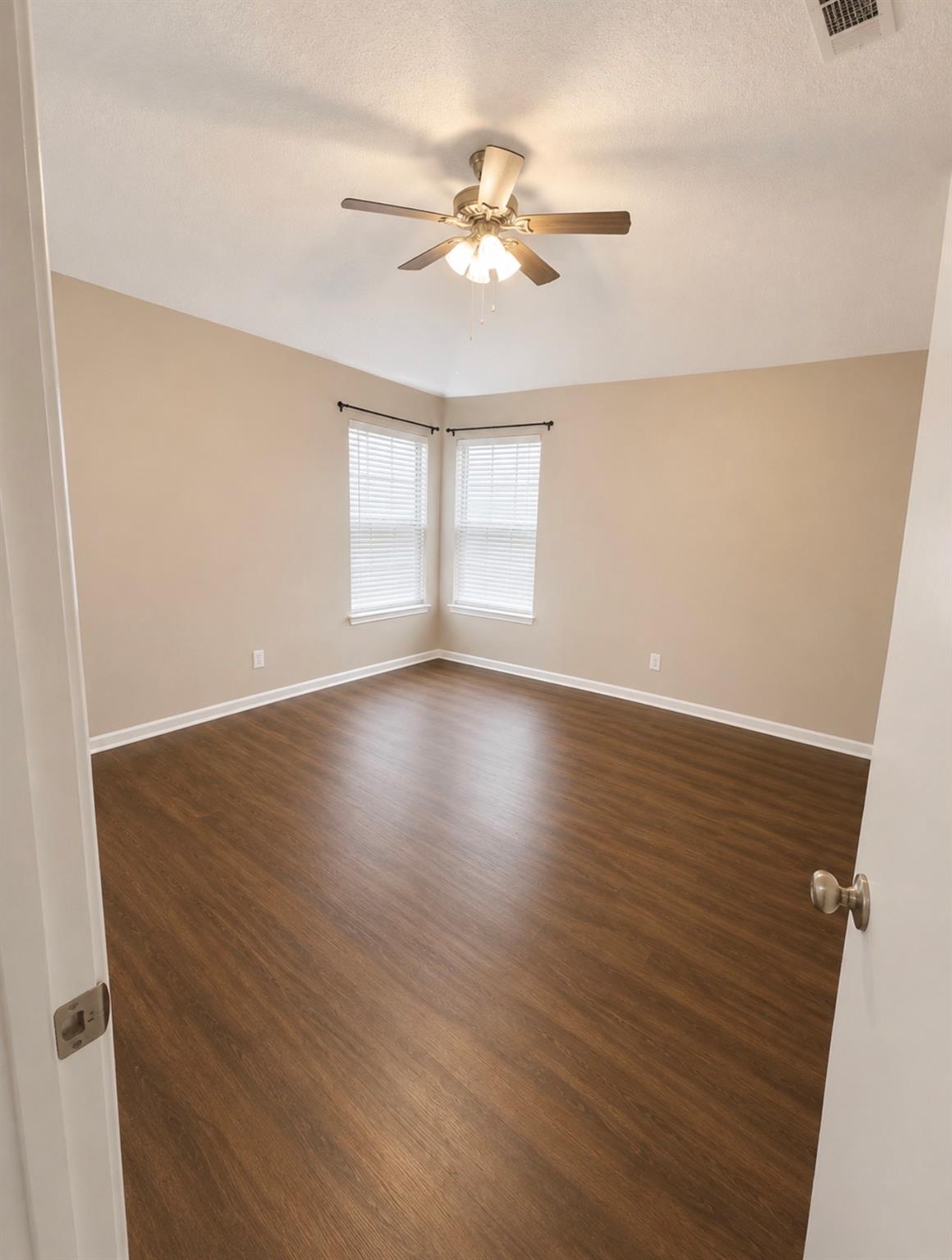 16405 Lone Wolf Dr Property Photo 3